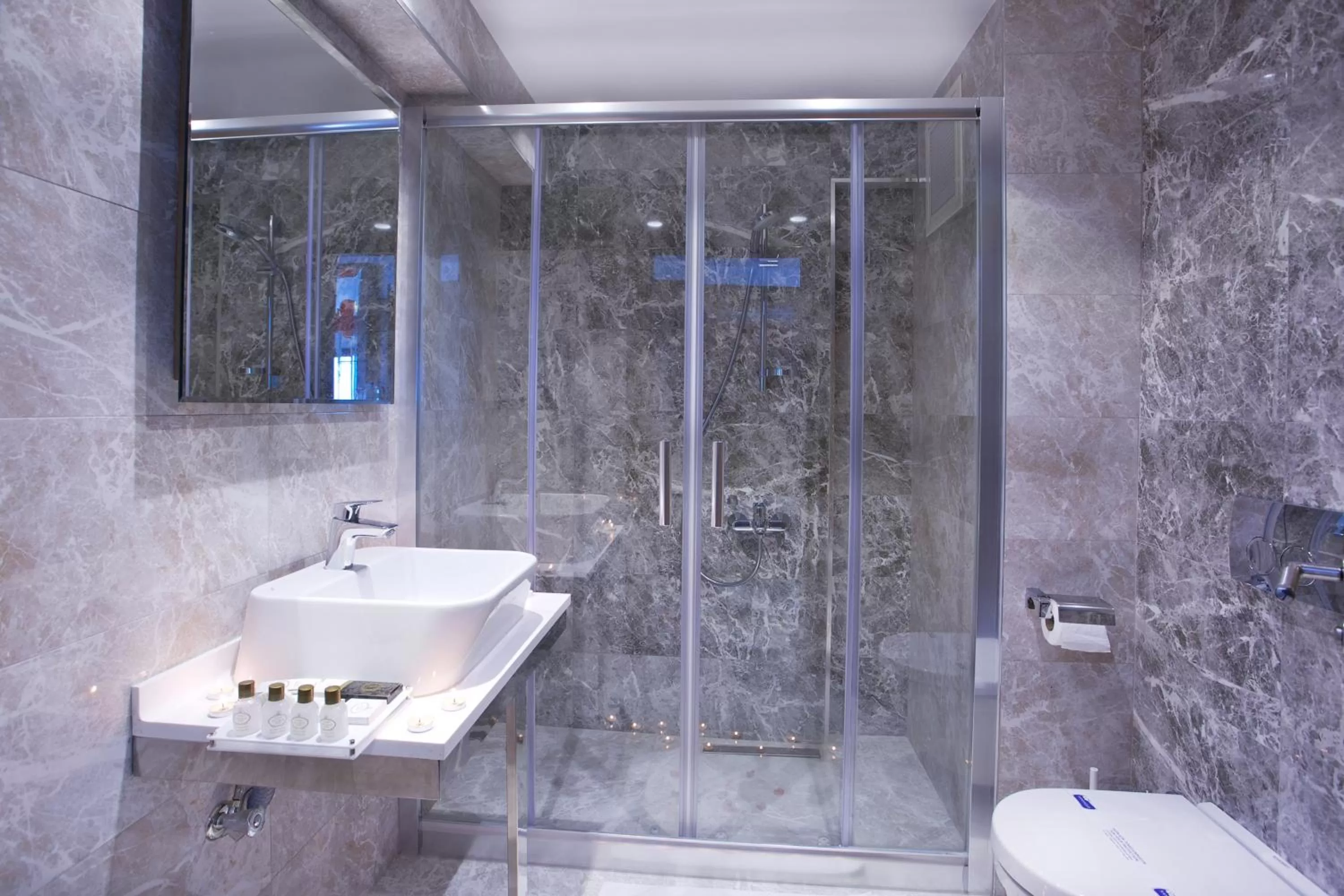 Shower in Grand Sagcanlar Hotel