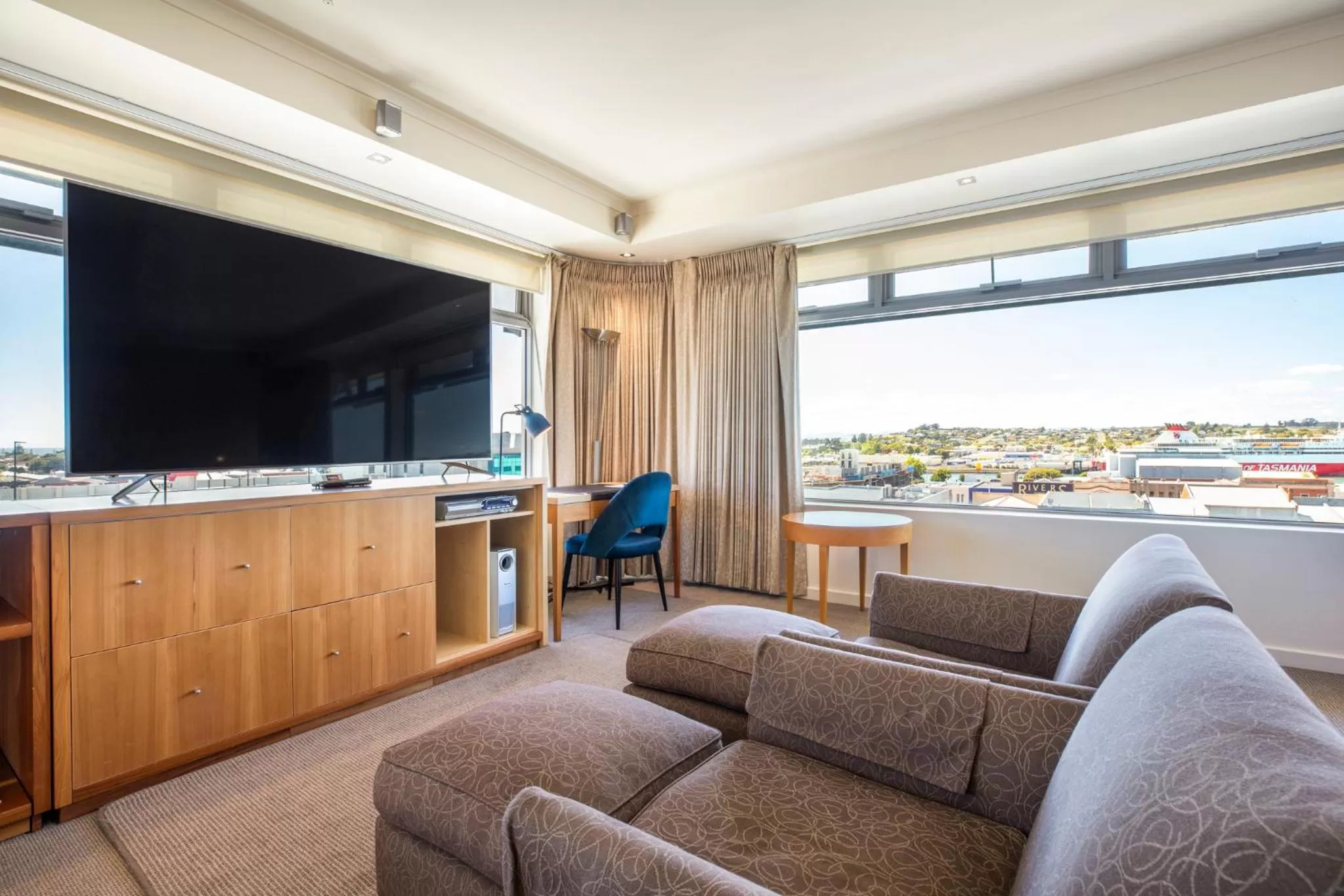 TV and multimedia in Nightelier Devonport Gateway Hotel