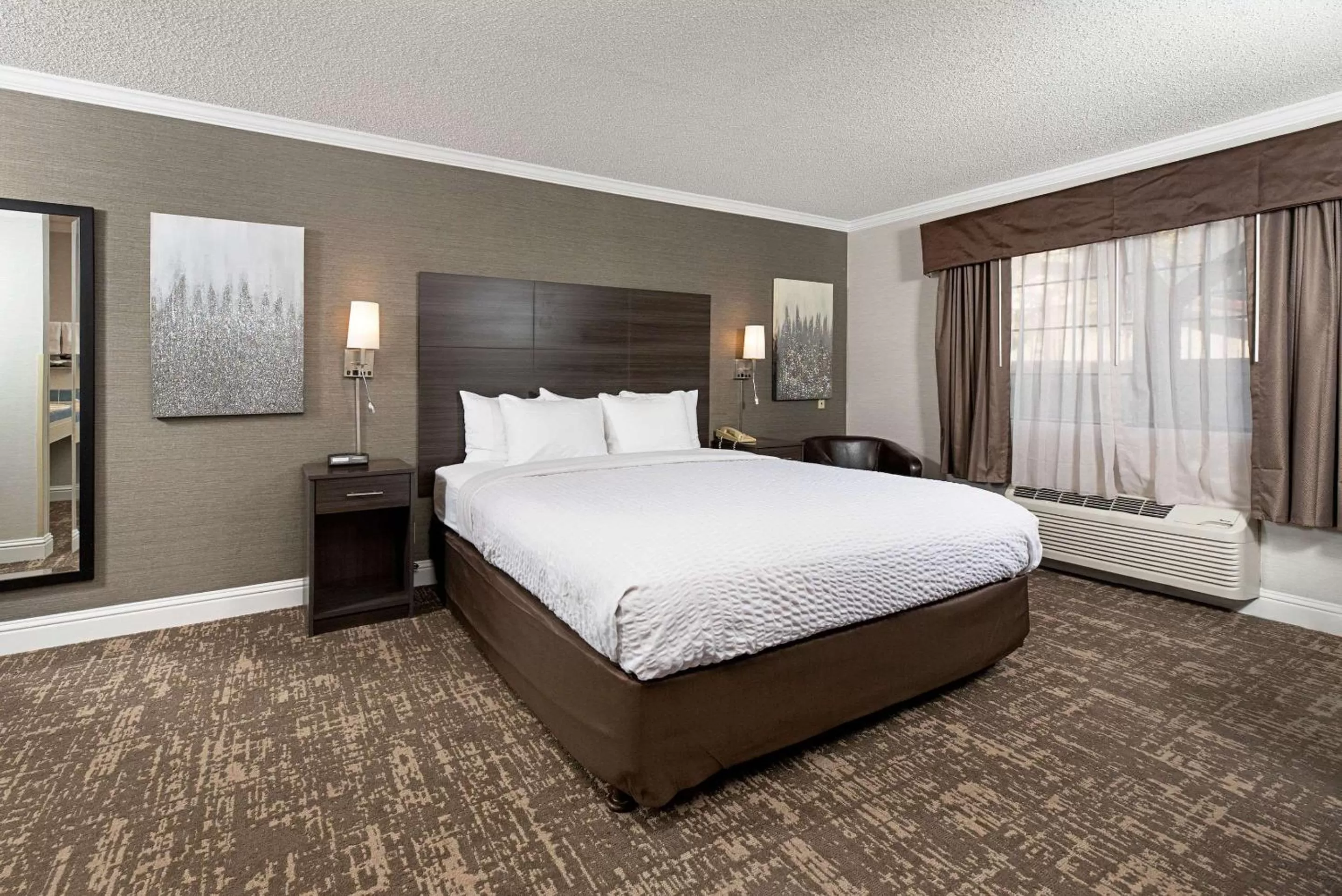 Photo of the whole room, Bed in Clarion Inn Silicon Valley