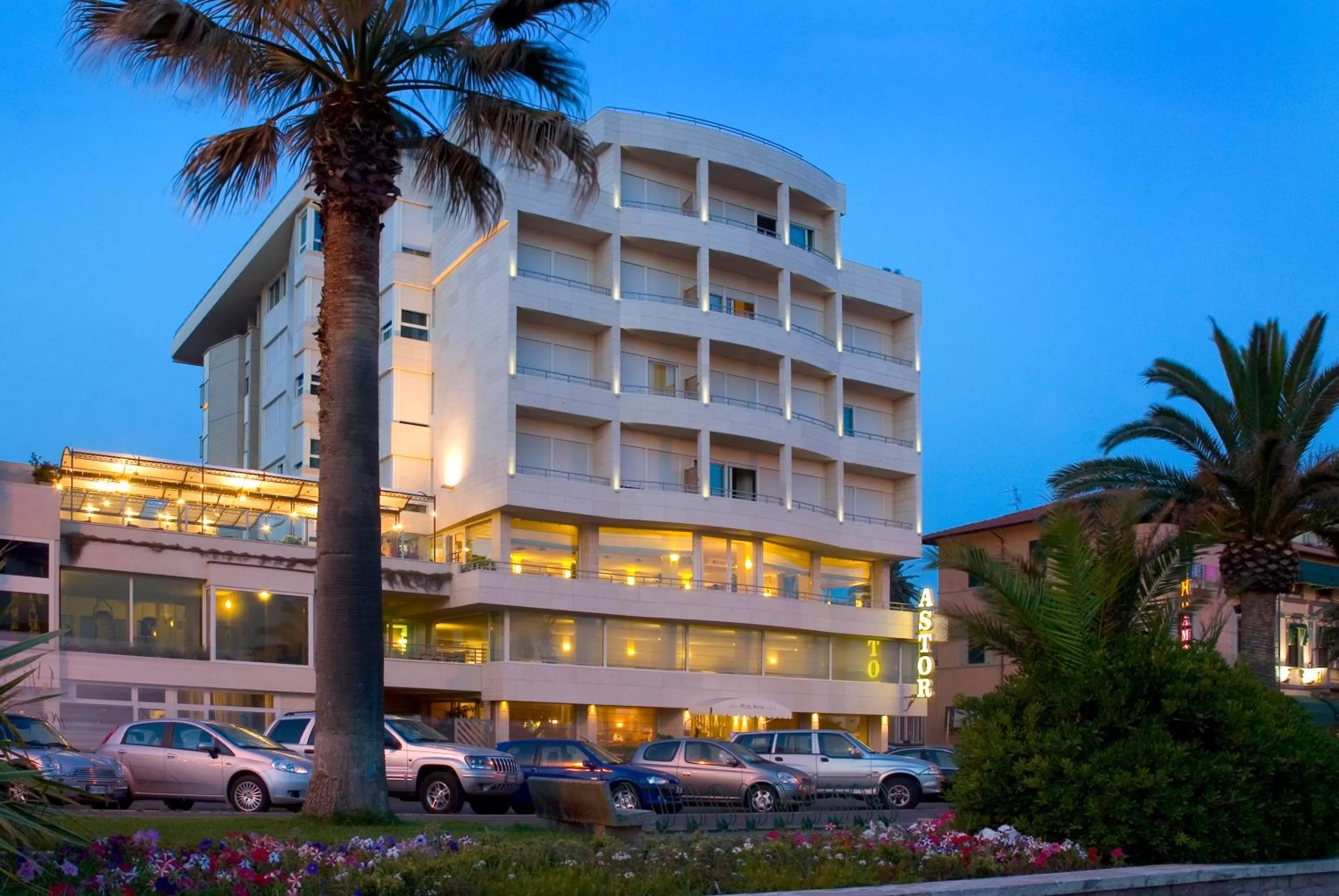 Night in Hotel Sina Astor