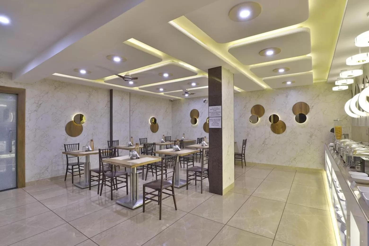 Restaurant/places to eat in Hotel Pearl