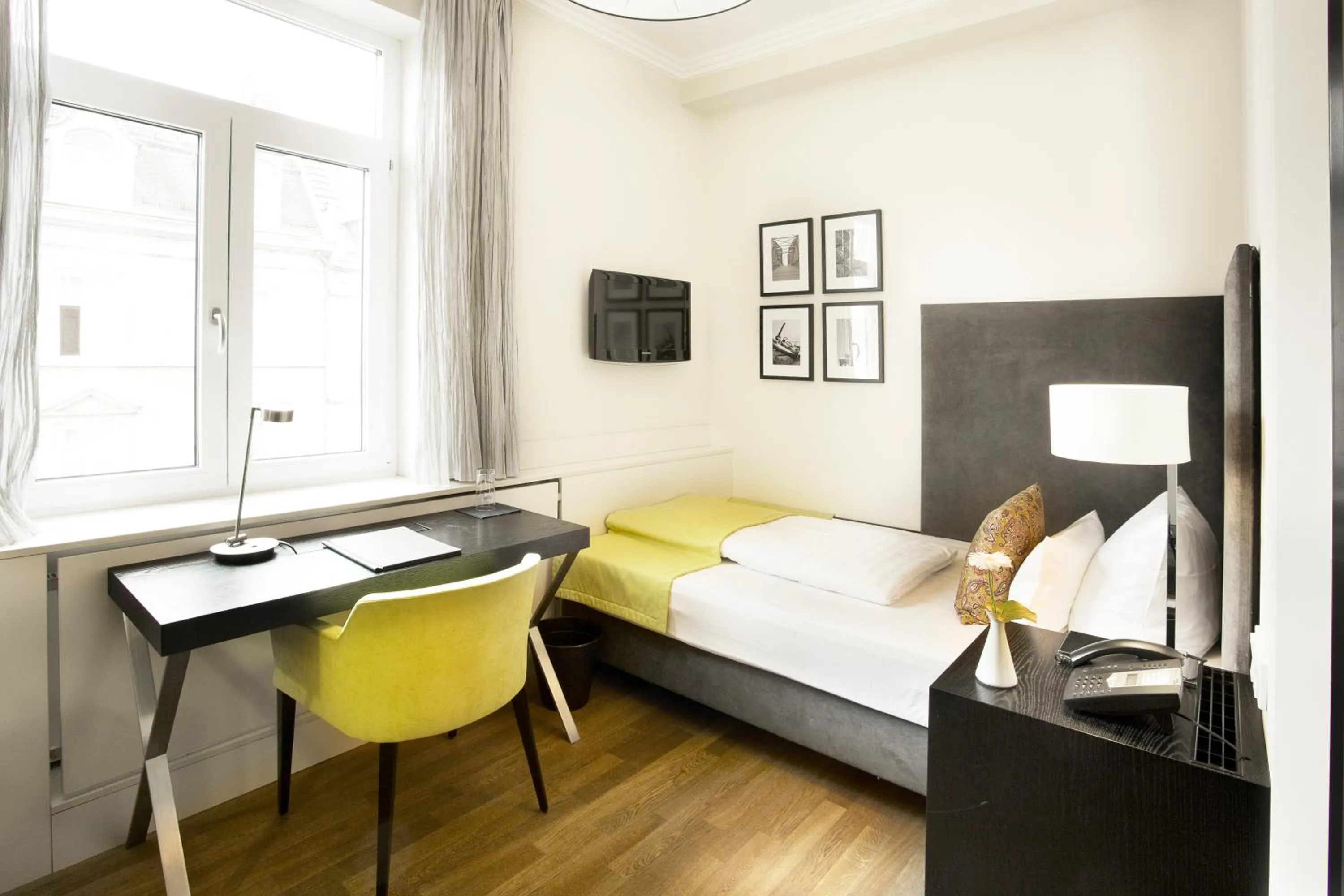 Photo of the whole room, Bed in Hotel Hamburger Hof