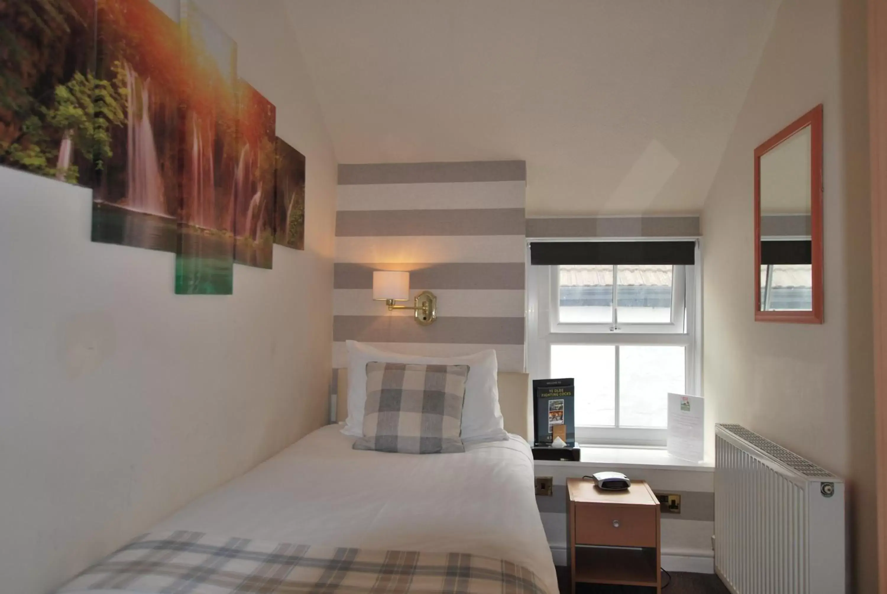 Cozy Single Room with Private External Bathroom - No Pets in Ye Olde Fighting Cocks Cozy Single Room with Private External Bathroom - No Pets in Ye Olde Fighting Cocks