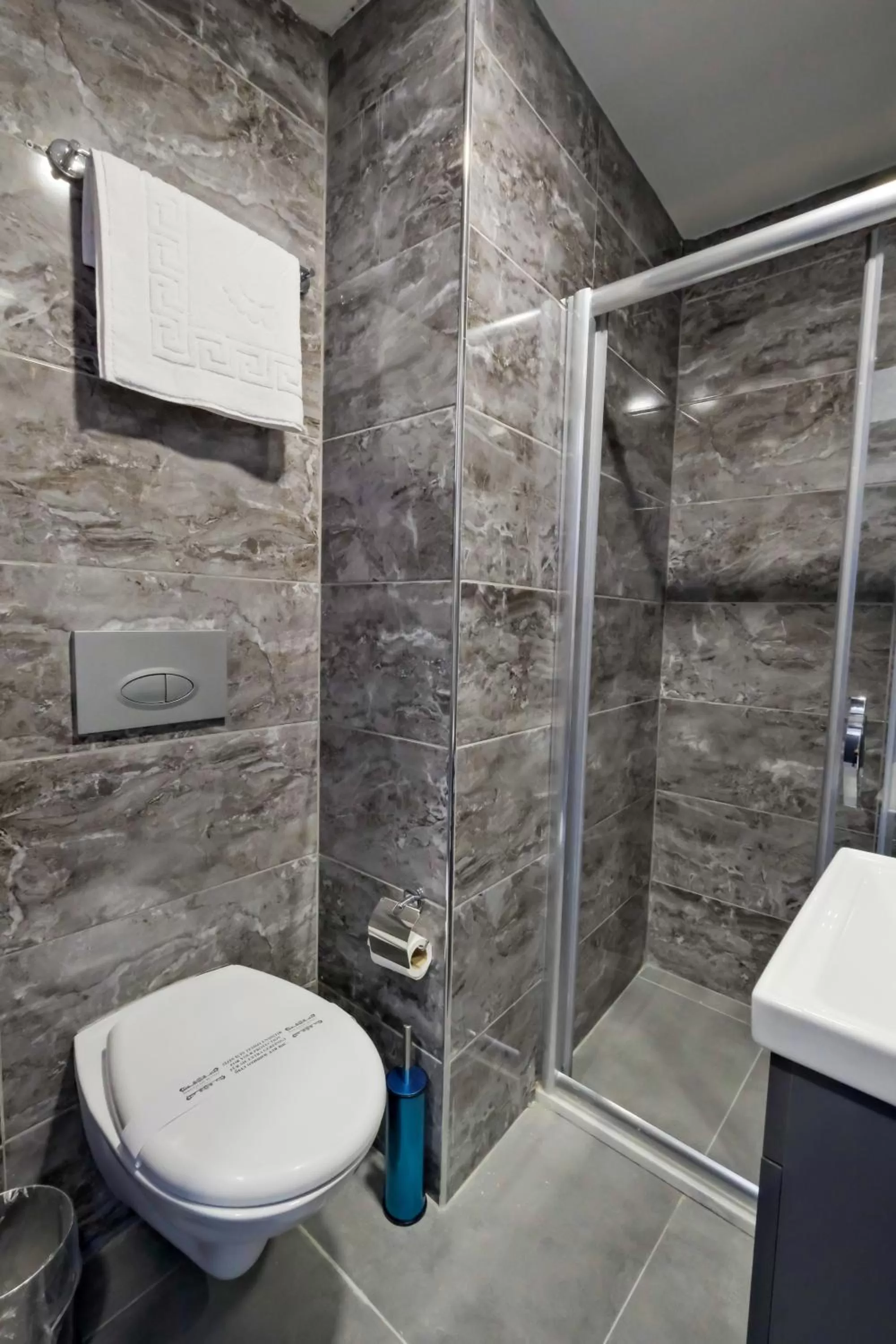 Shower in The Queen Hotel