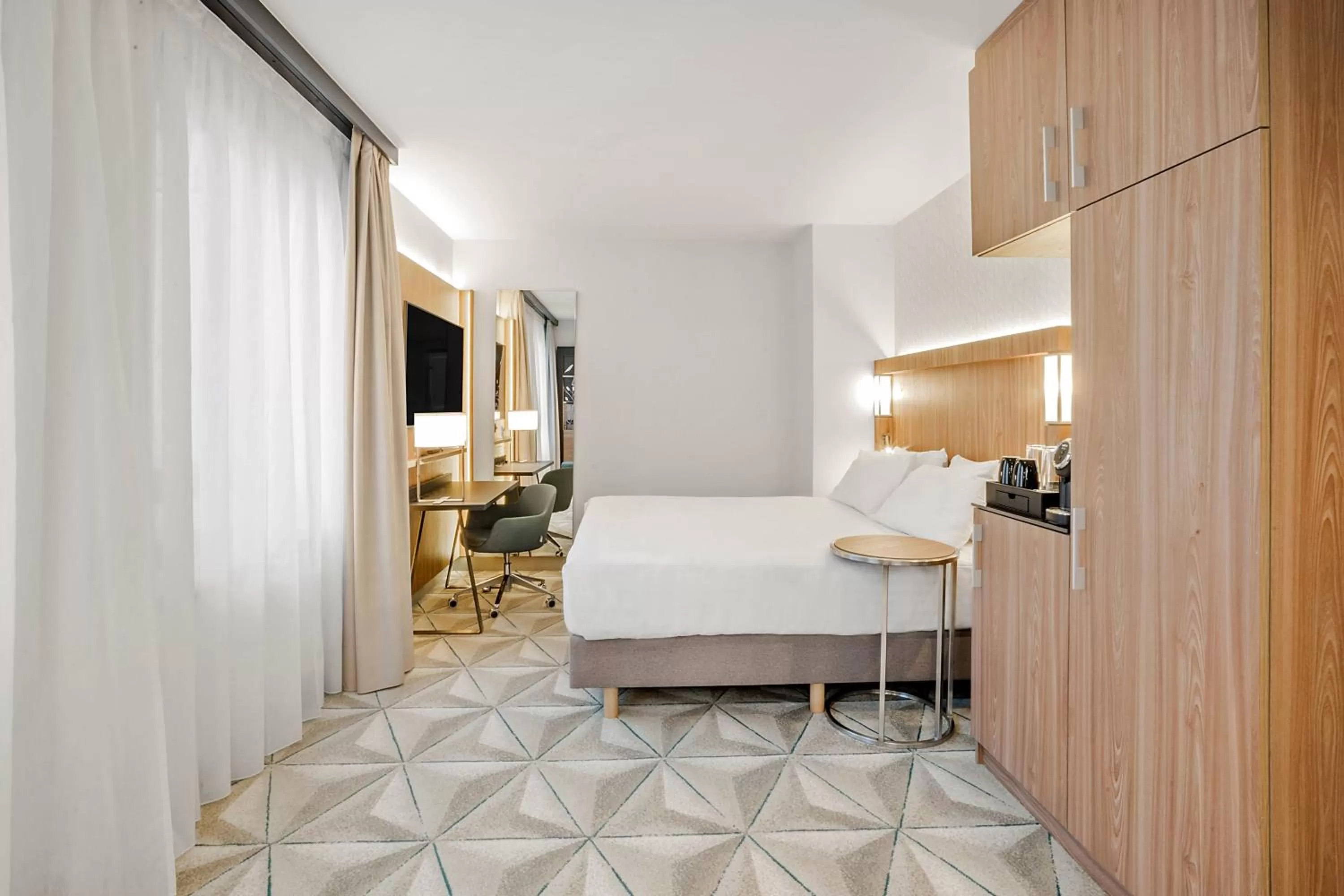 Deluxe King High Floor in Courtyard by Marriott Paris Porte de Versailles