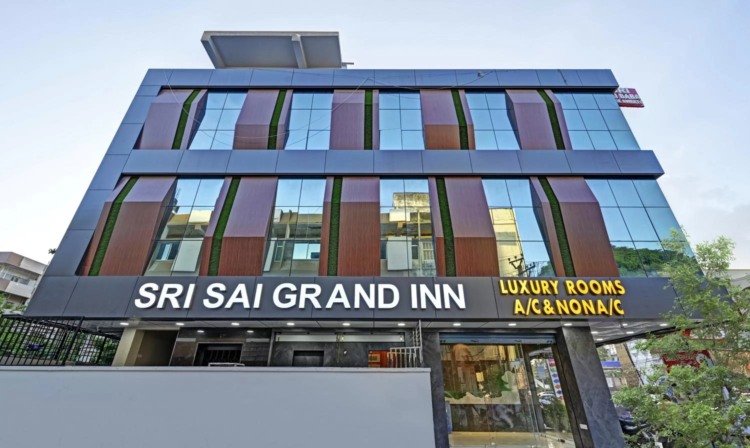 Facade/entrance in Itsy Hotels Sri Sai Grand Inn