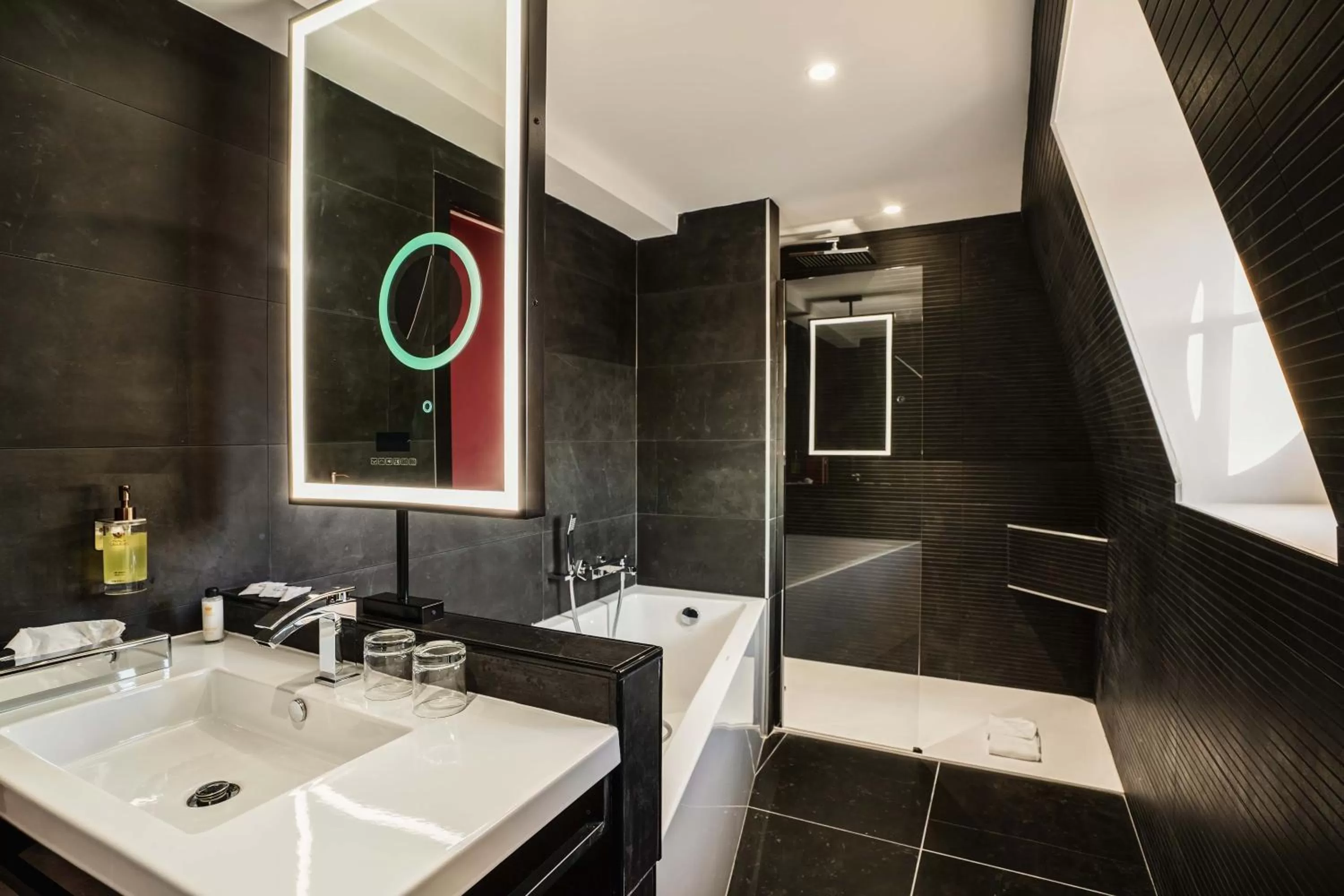 Shower in Best Western Premier Hotel de la Cite Royale