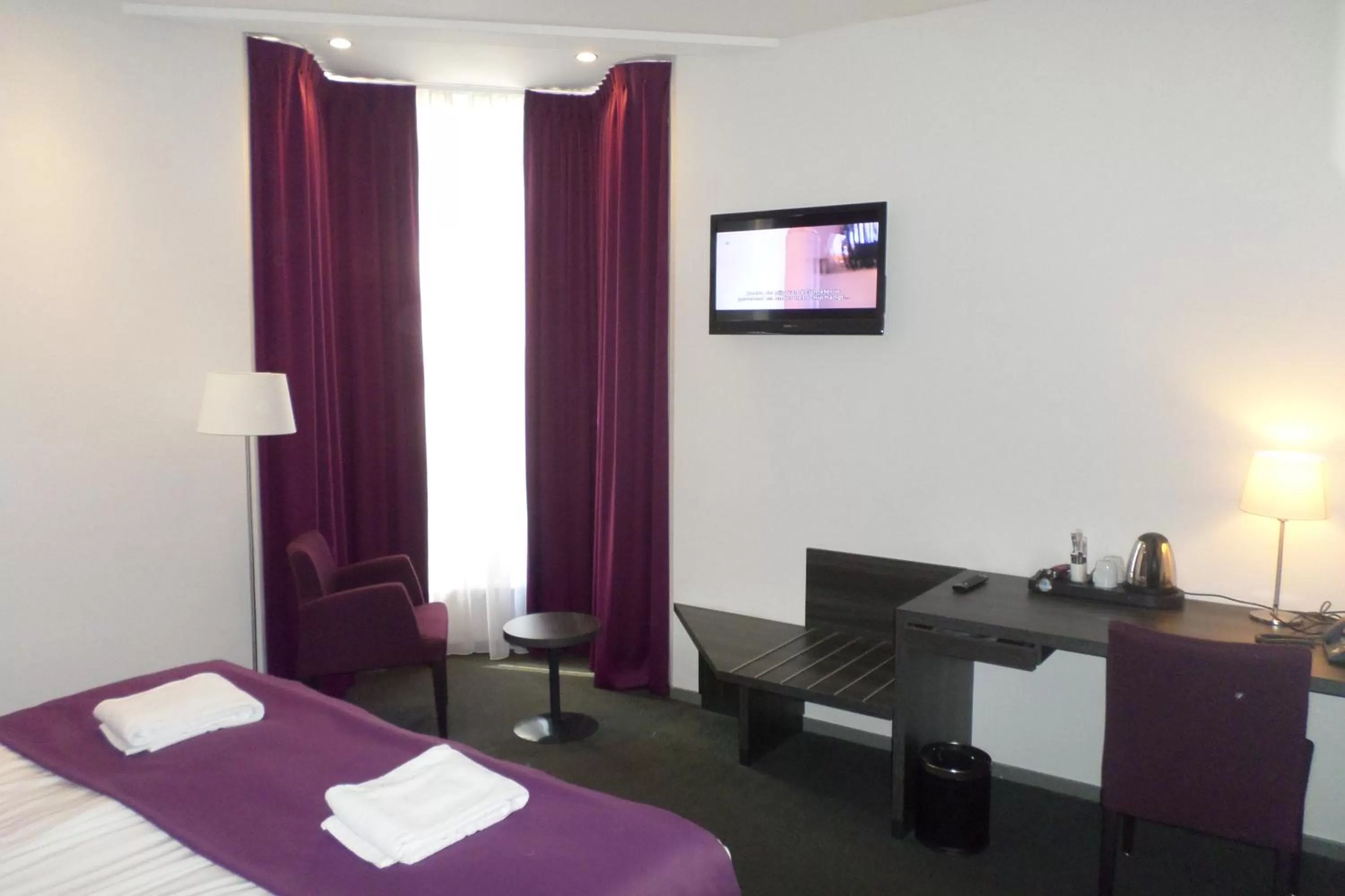 Photo of the whole room, TV/Entertainment Center in Hotel Parkview