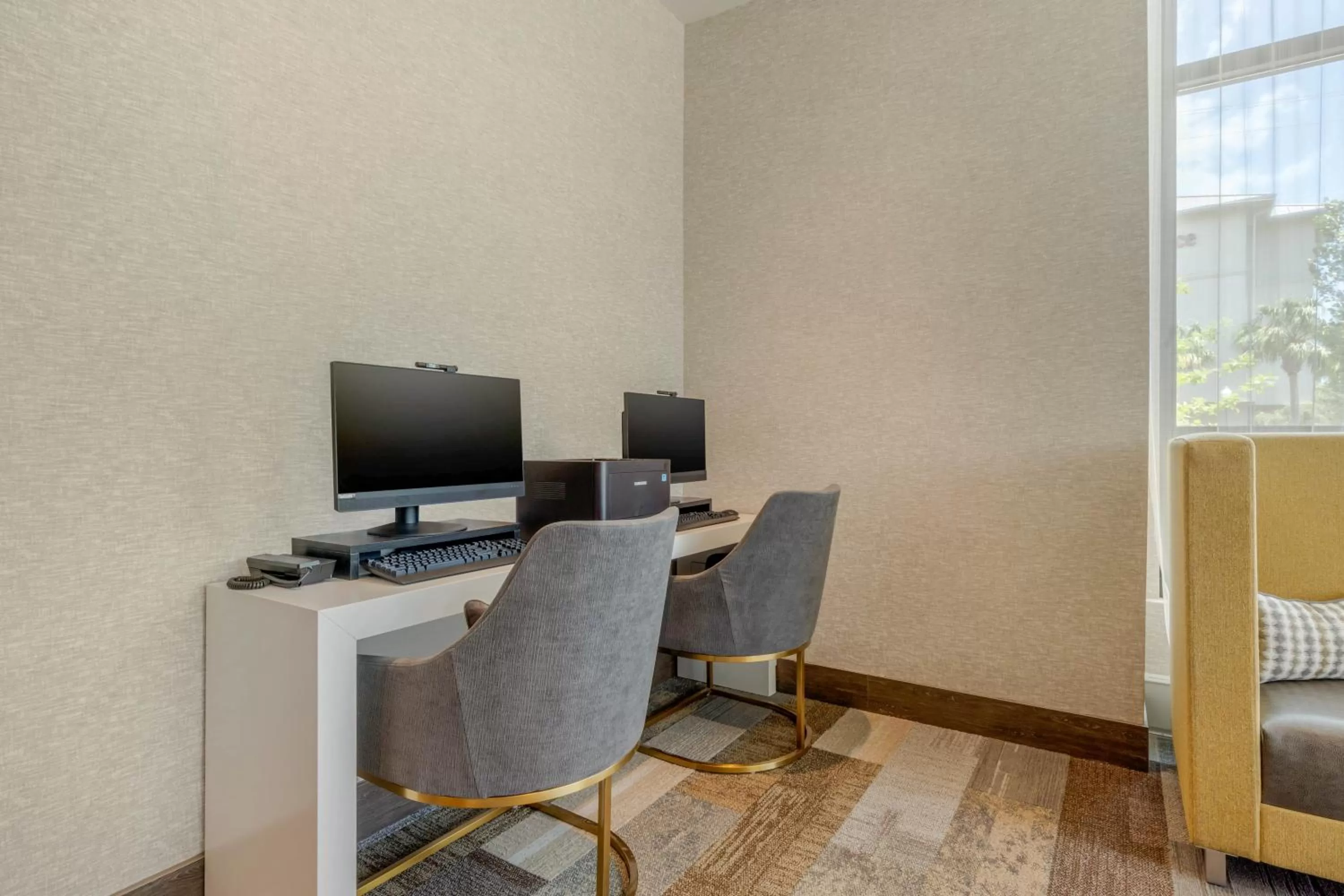 Business facilities in DoubleTree by Hilton Charleston Riverview