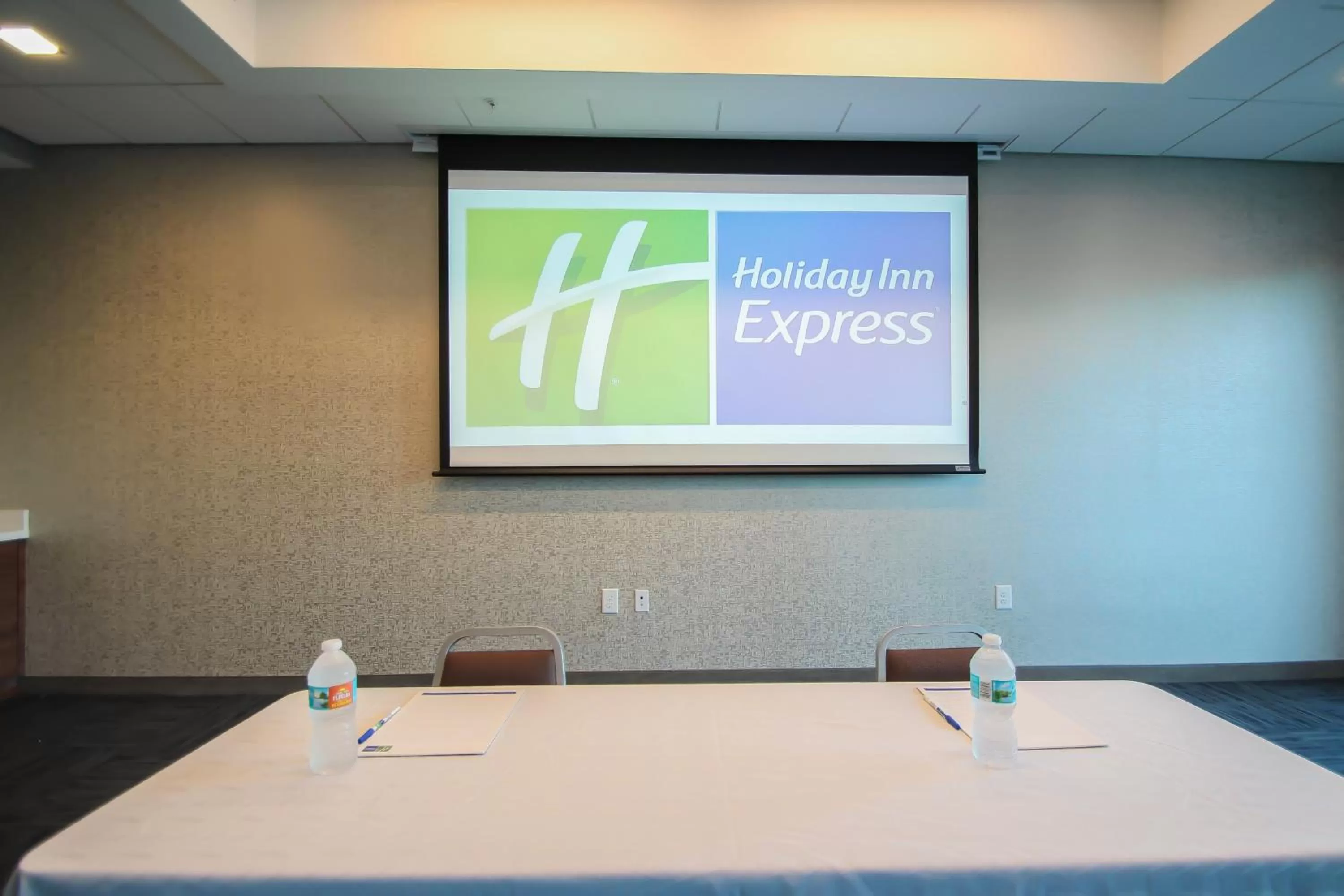 Meeting/conference room in Holiday Inn Express & Suites Miami Airport East by IHG