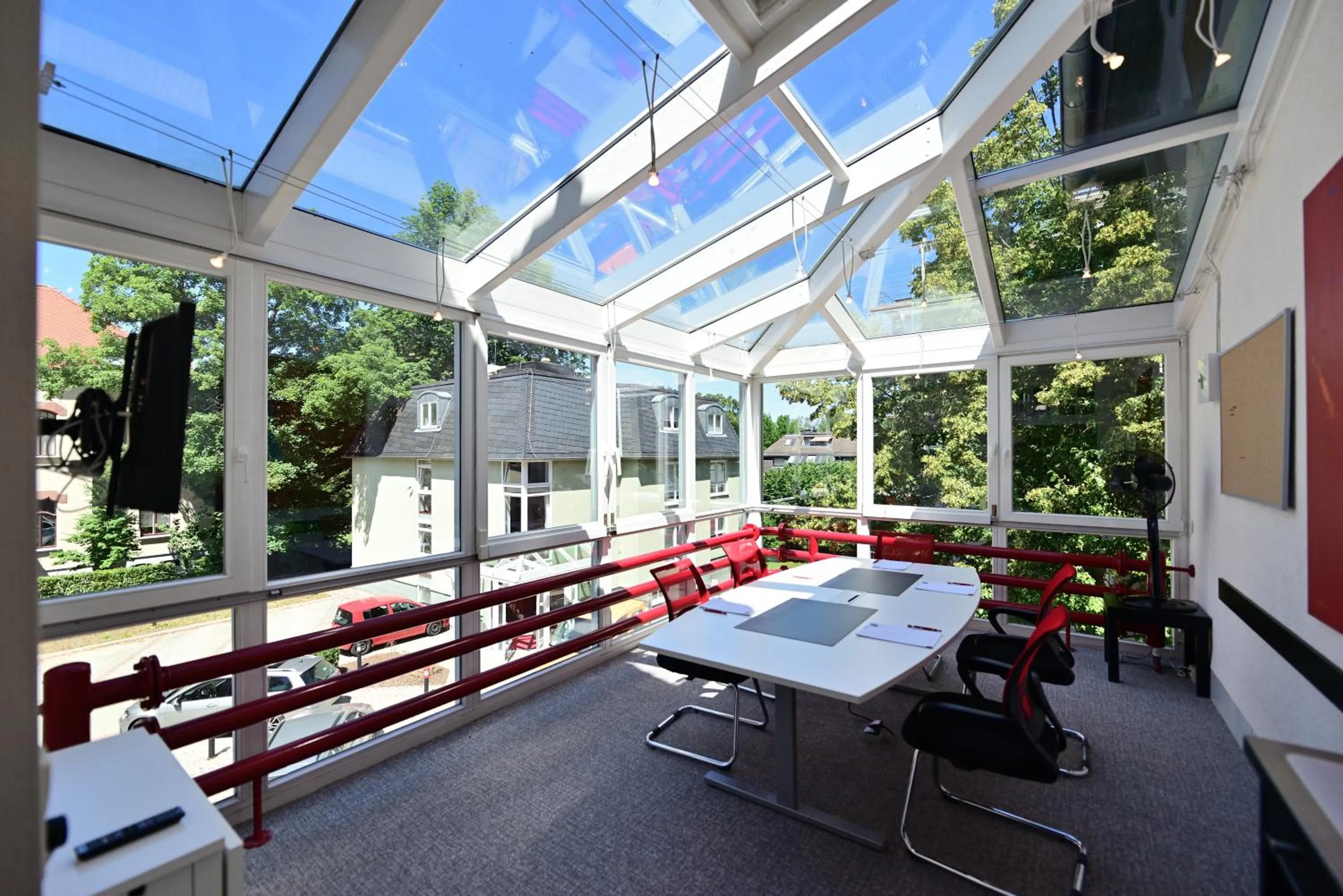 Communal lounge/ TV room in Art Hotel Weimar