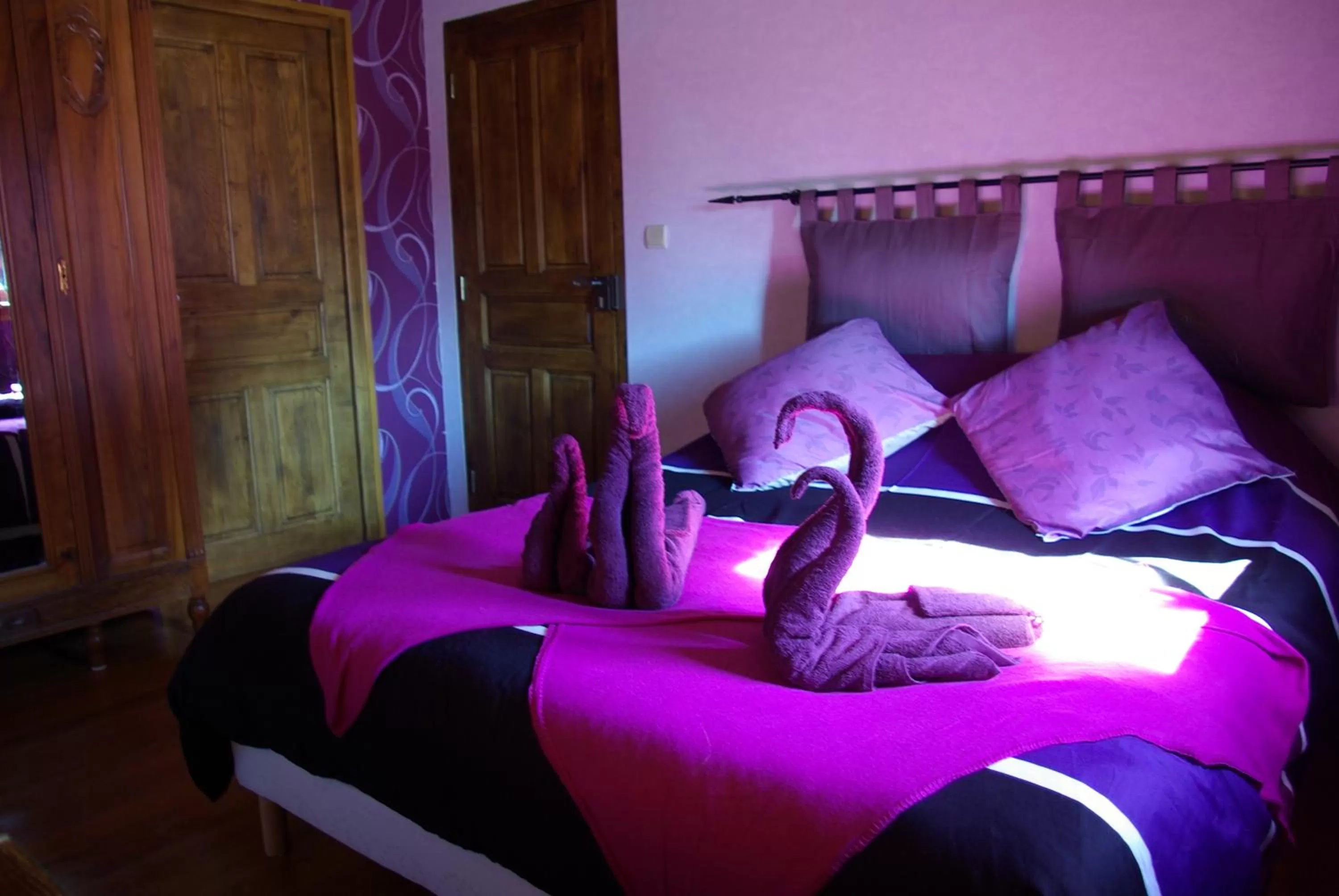 Photo of the whole room, Bed in A l'Orée du Parc