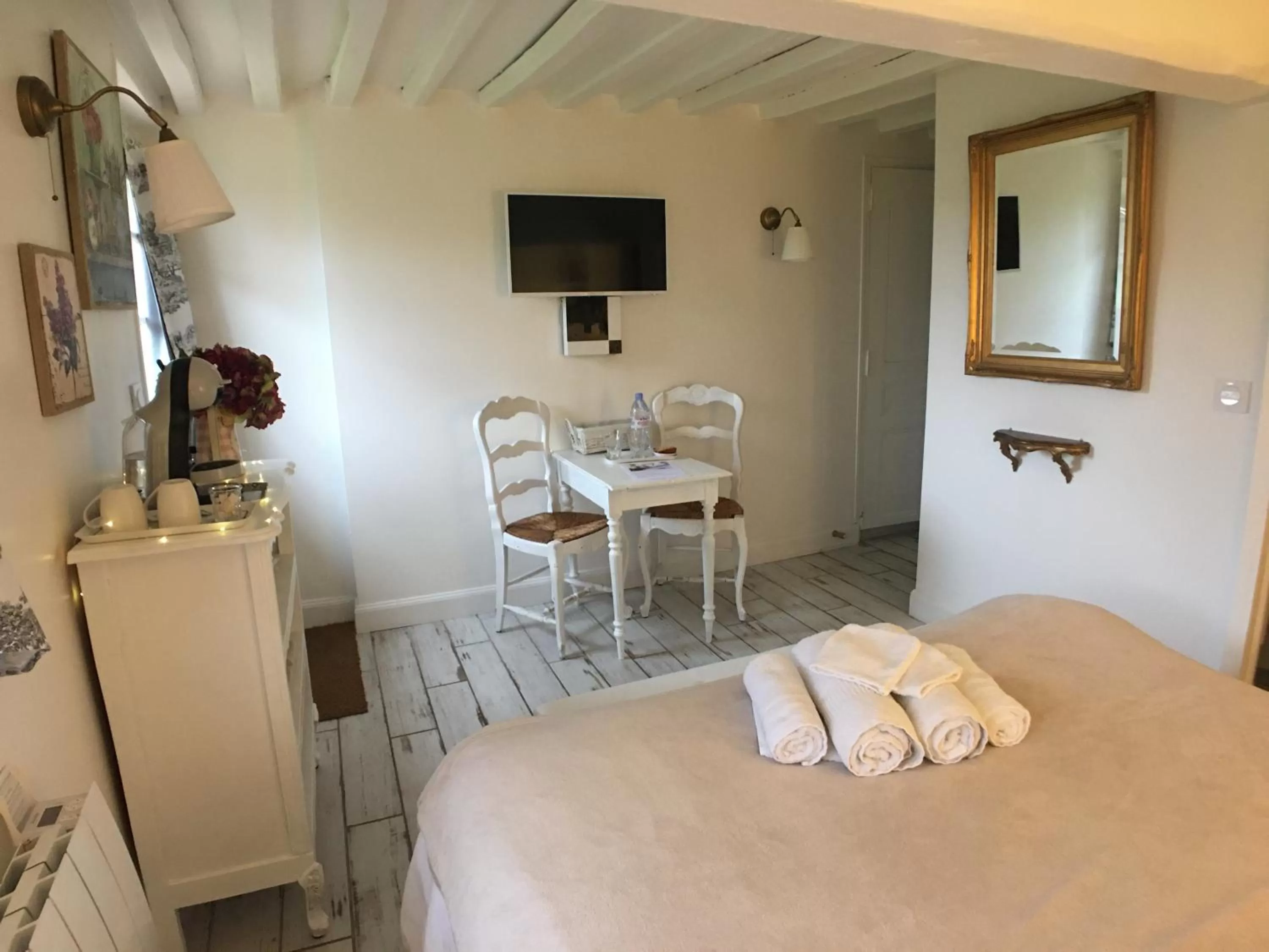 Bedroom, Bed in La Romance et la Romanesque