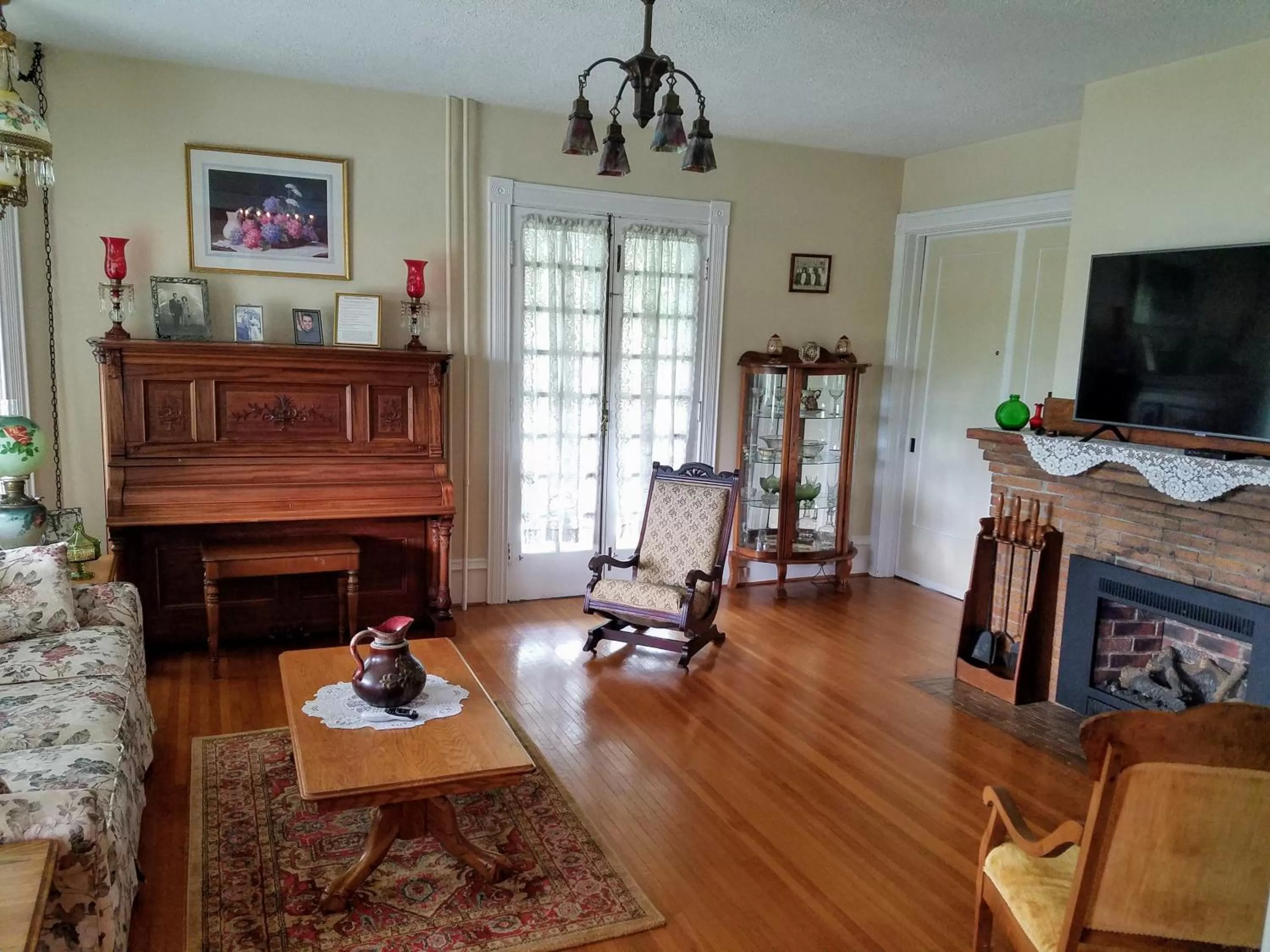 Communal lounge/ TV room in Hudson Manor Bed & Breakfast