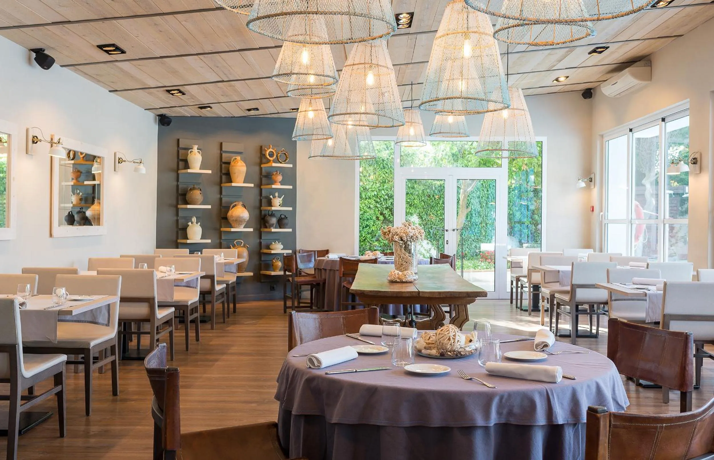 Restaurant/places to eat in Hotel Alga