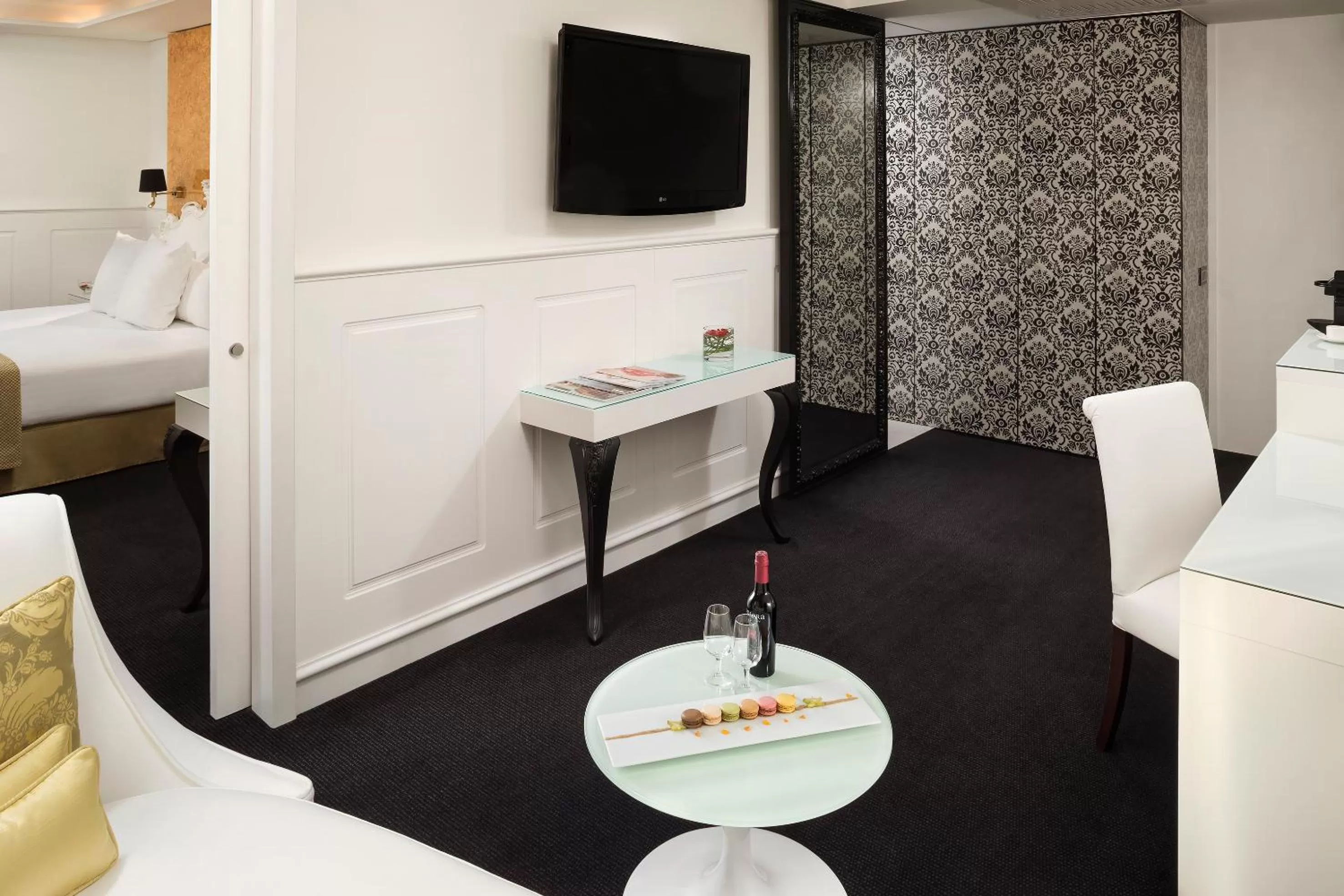 Living room, Bed in Hotel Colón Gran Meliá - The Leading Hotels of the World