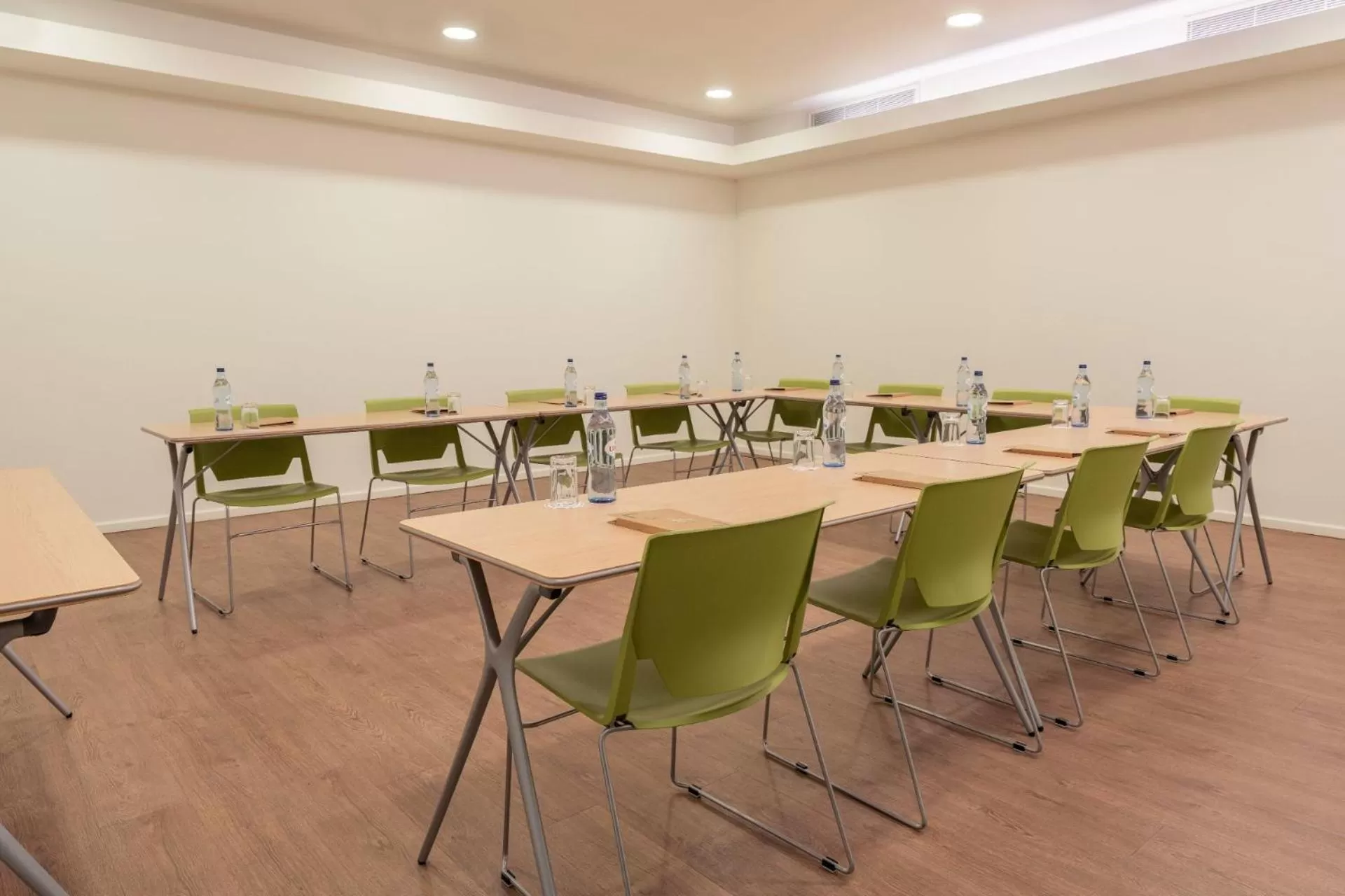 Meeting/conference room in Neat Hotel Avenida