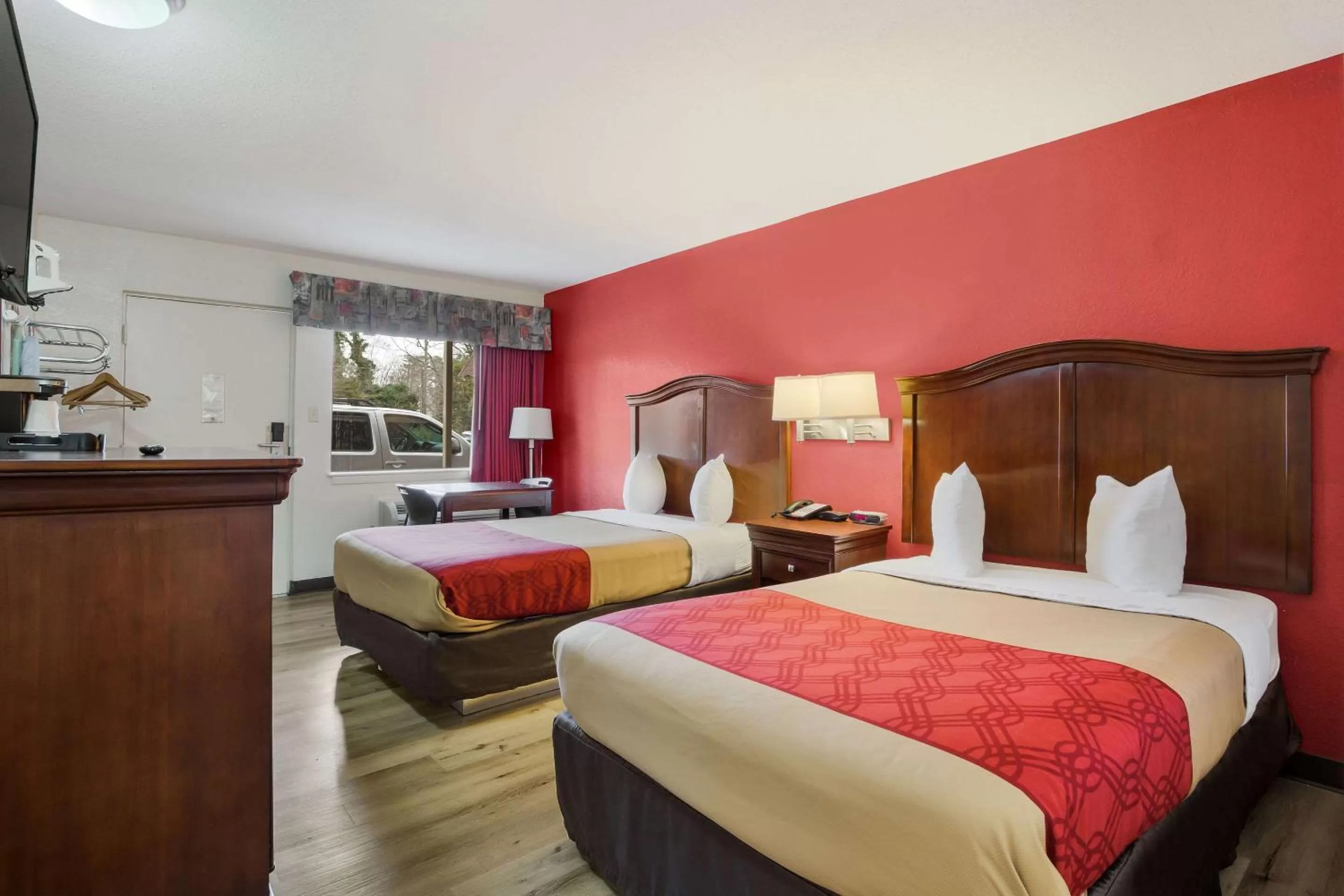 Photo of the whole room, Bed in Econo Lodge Williamsburg Historic Area