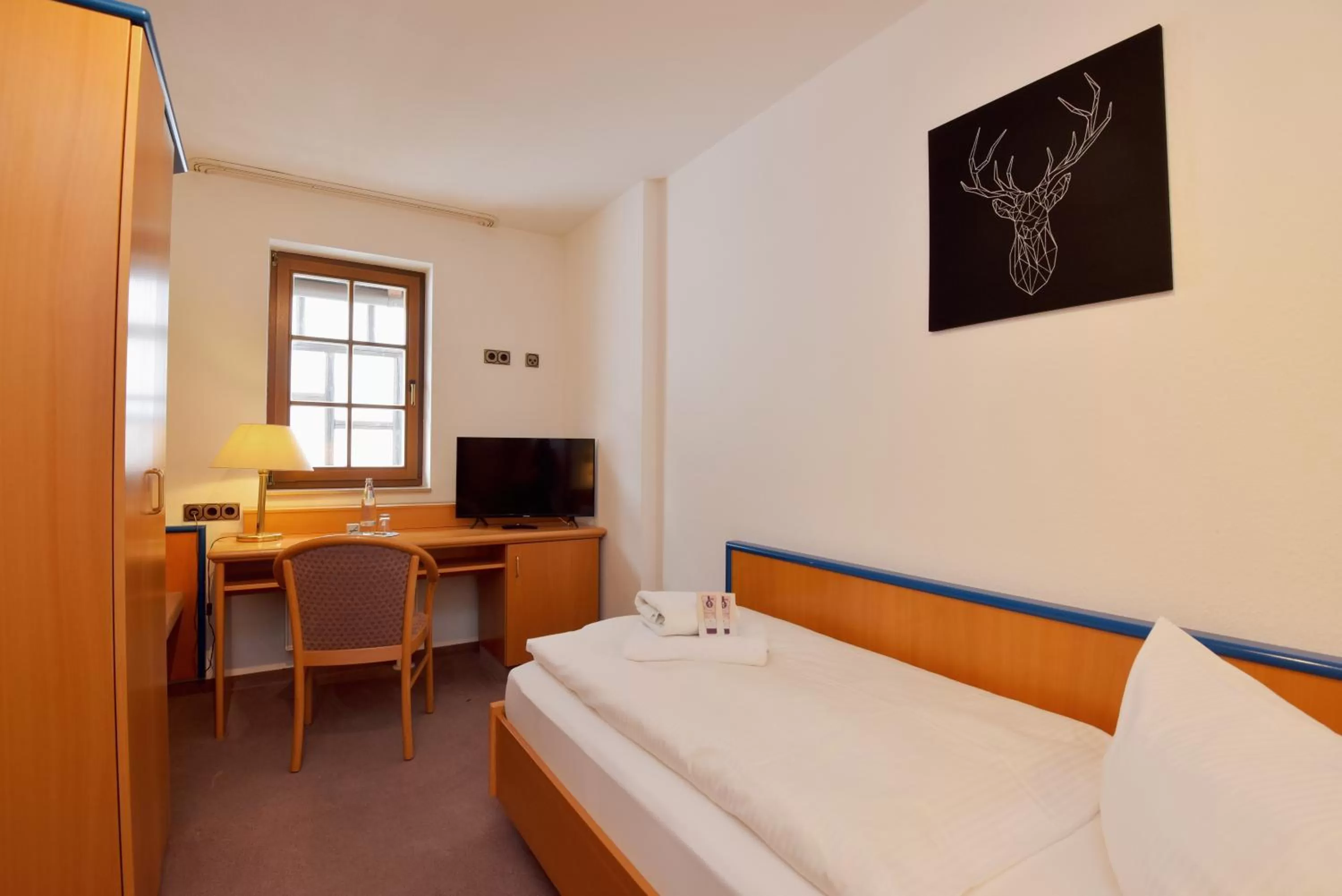 Photo of the whole room, Bed in Landhotel Der Distelhof mit Scheunencafé