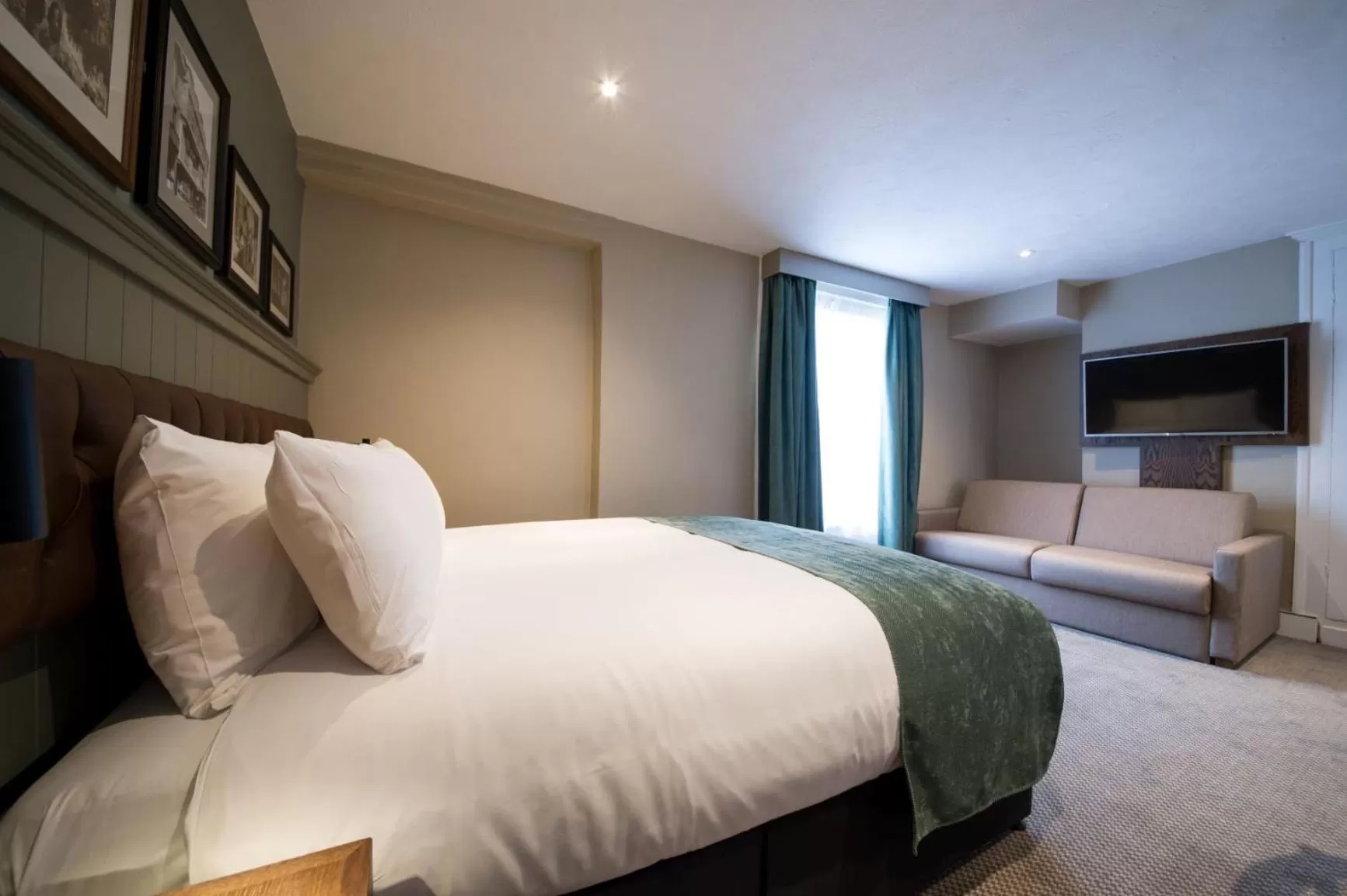 Photo of the whole room, Bed in The Old Gate Inn by Innkeeper's Collection