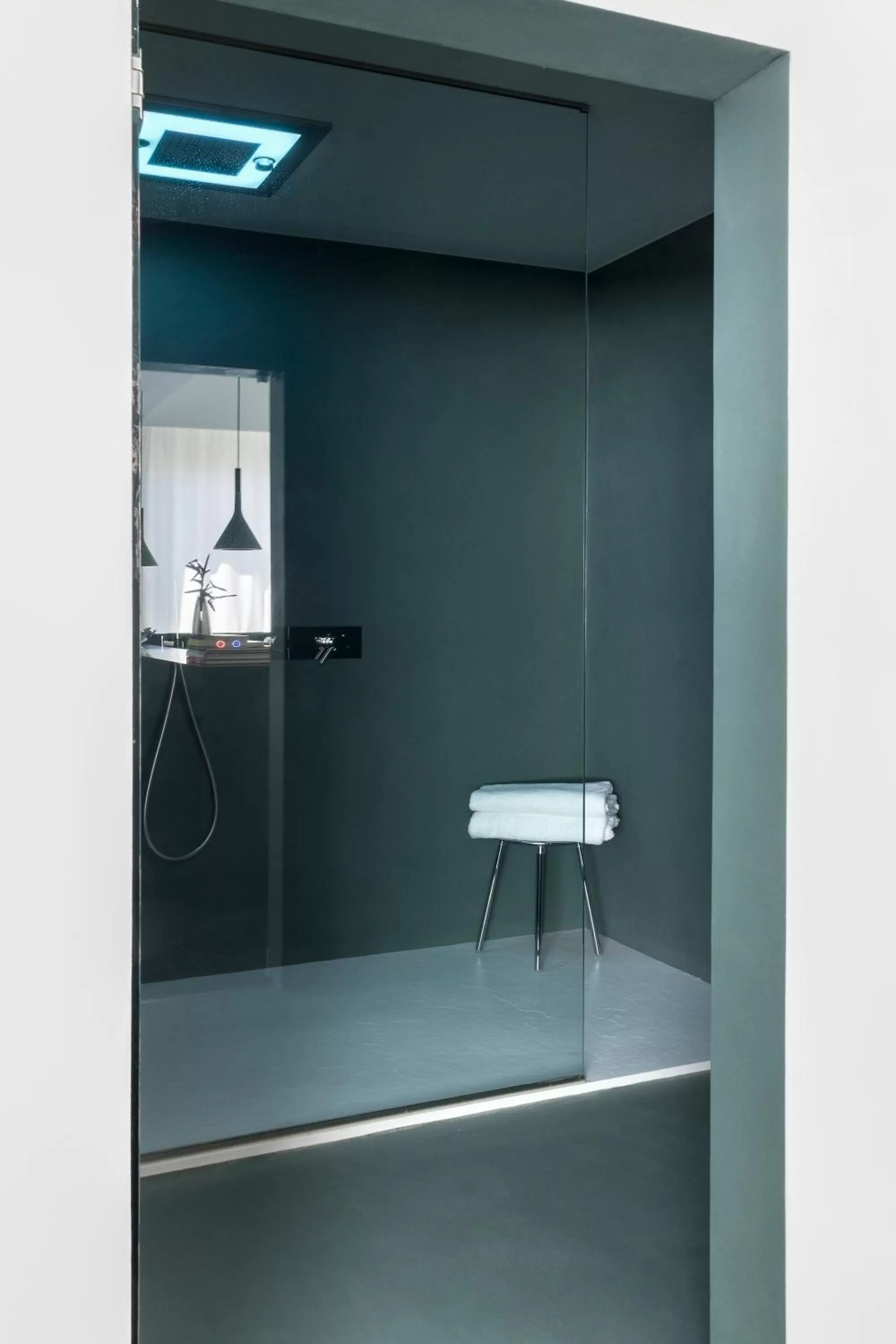 Shower in Hotel Plaza Opéra