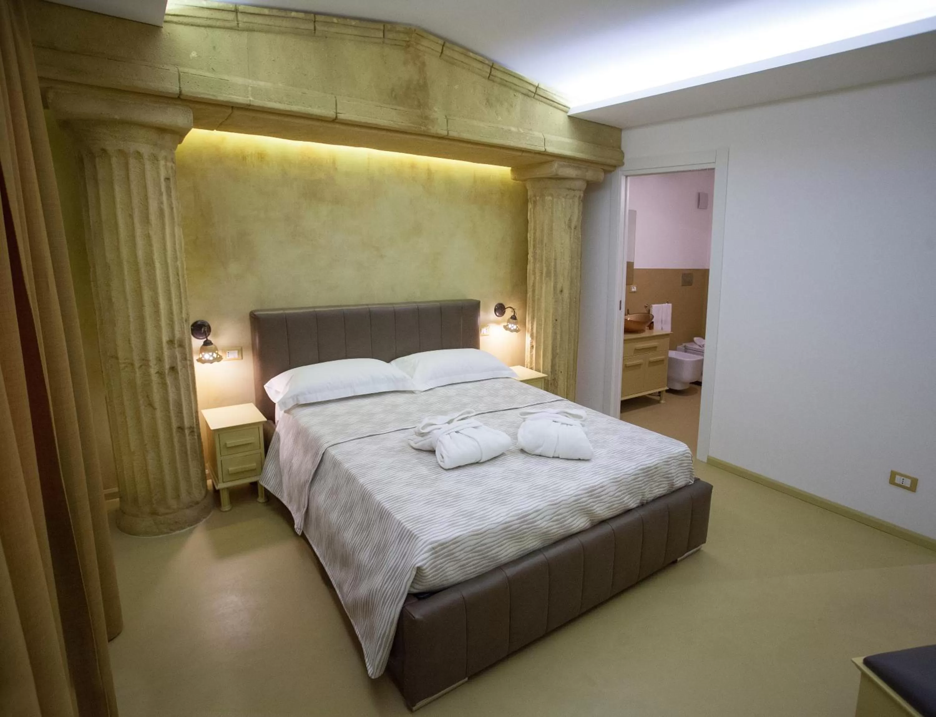 Photo of the whole room, Bed in Tra Le Braccia di Morfeo