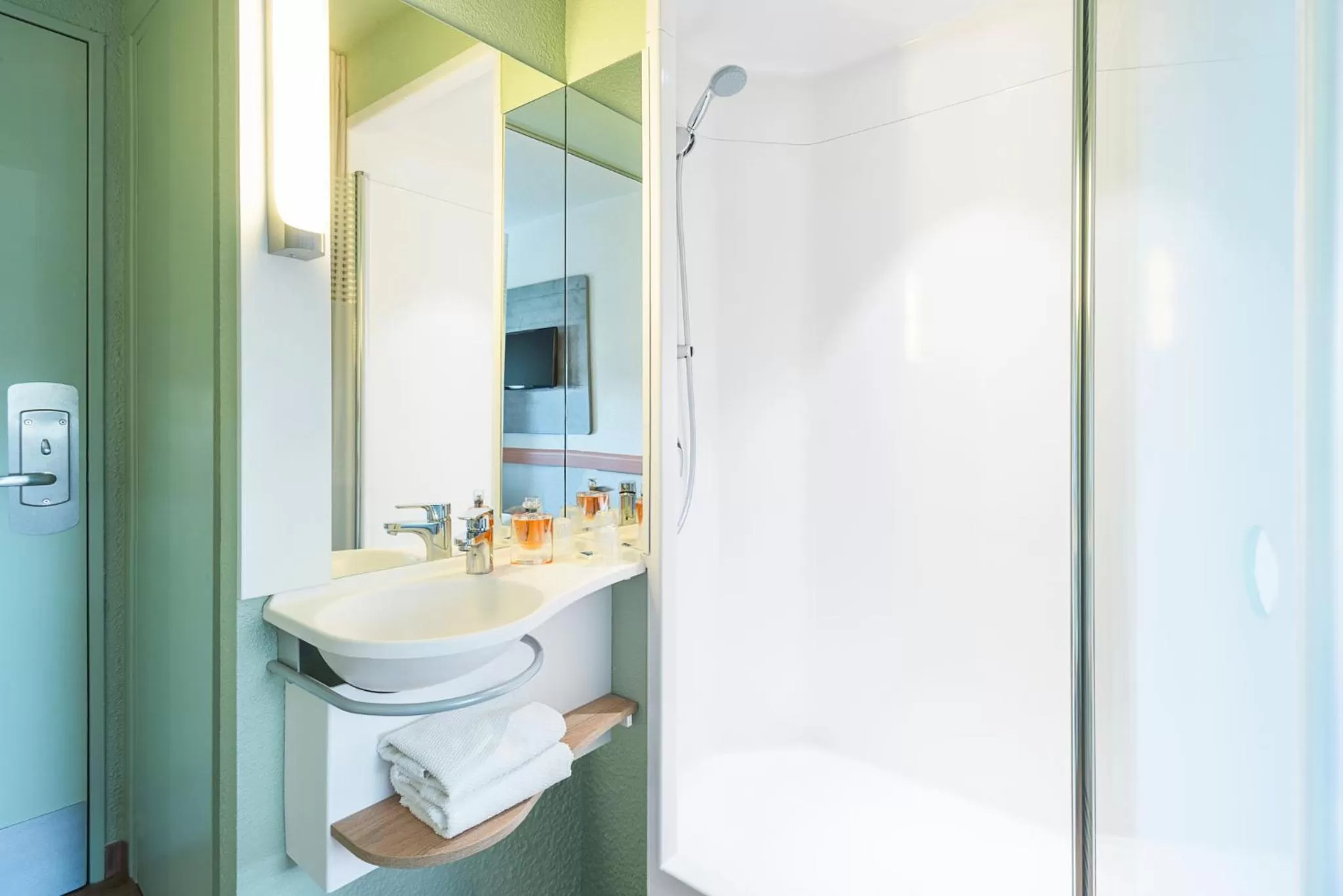 Shower in Ibis budget Rouen Petit Quevilly