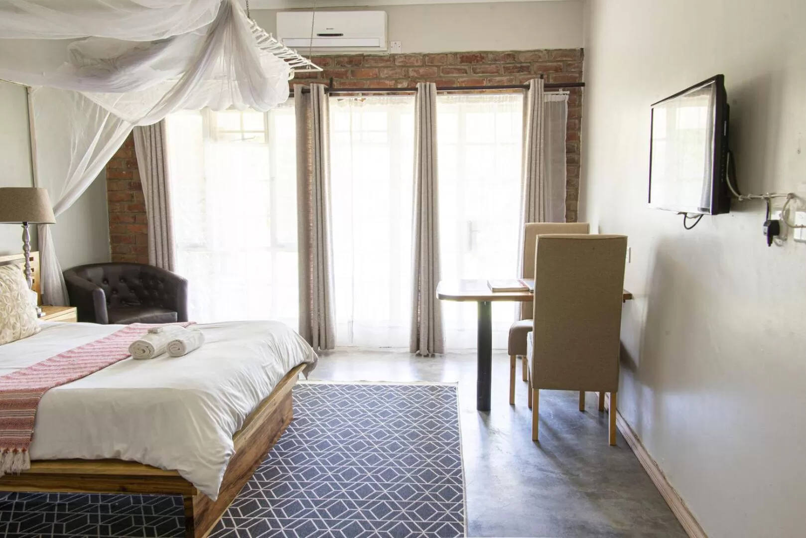 Bed in The Leslie - Bed & Breakfast