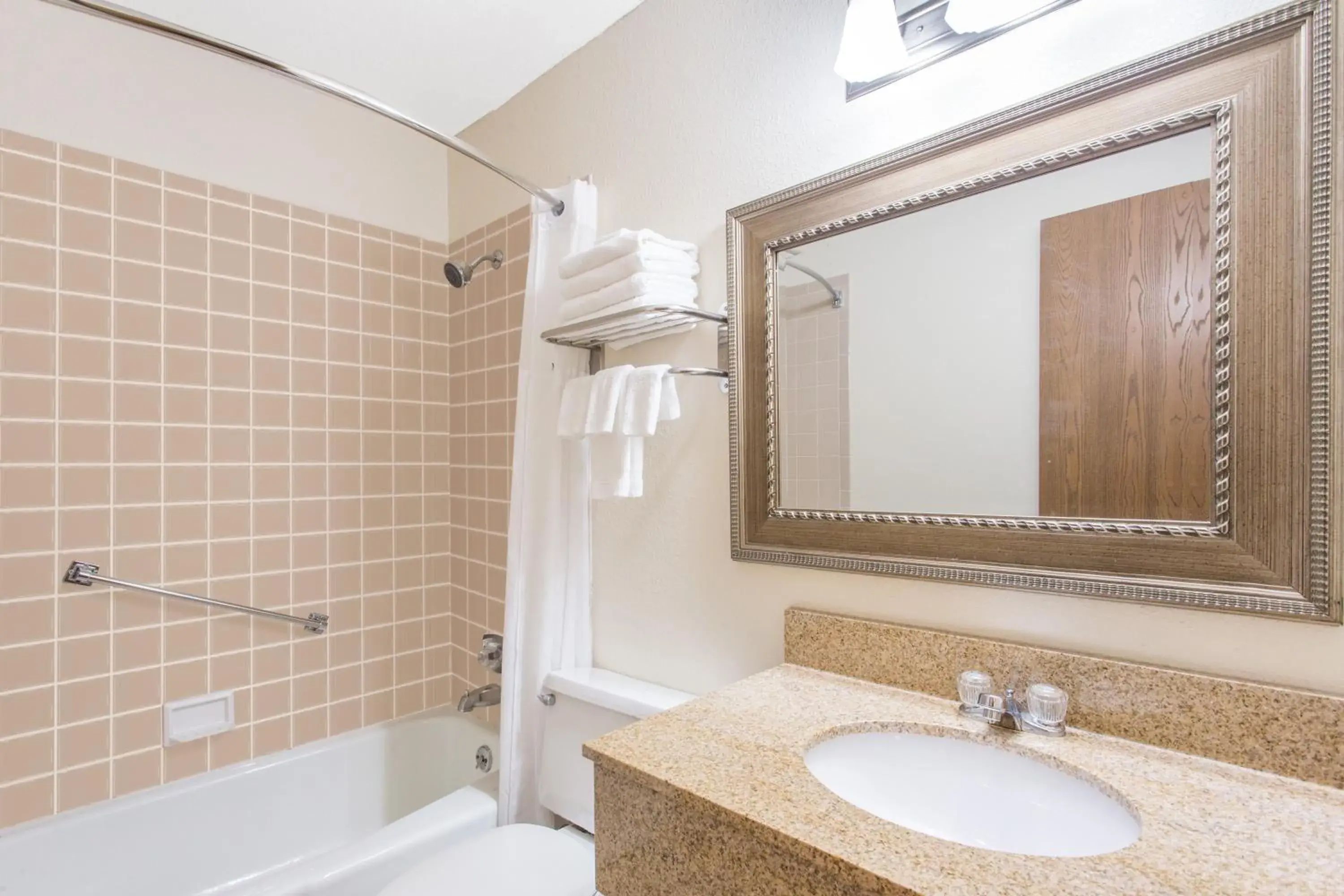 King Studio Suite - Non-Smoking in Baymont by Wyndham Dubuque King Studio Suite - Non-Smoking in Baymont by Wyndham Dubuque