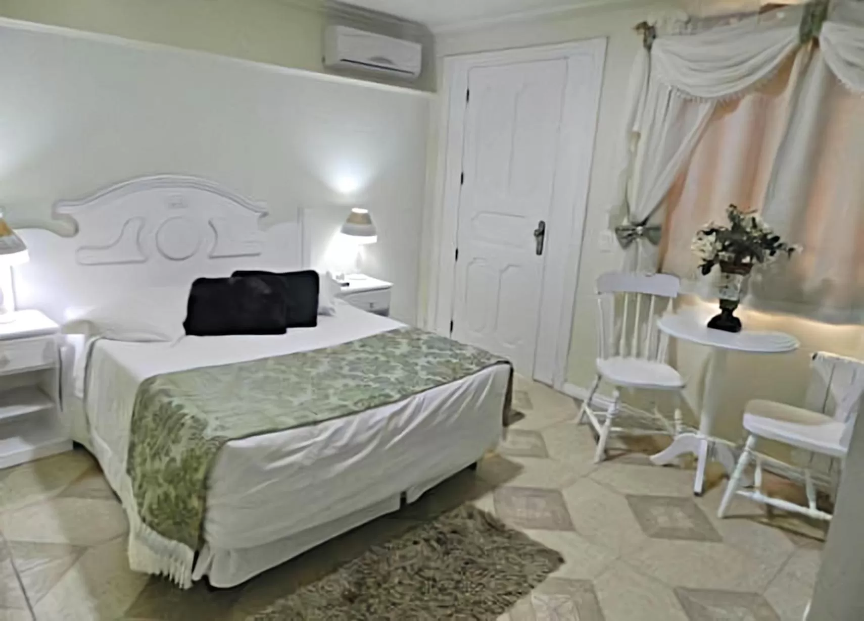 Photo of the whole room, Bed in Pousada dos Anjos