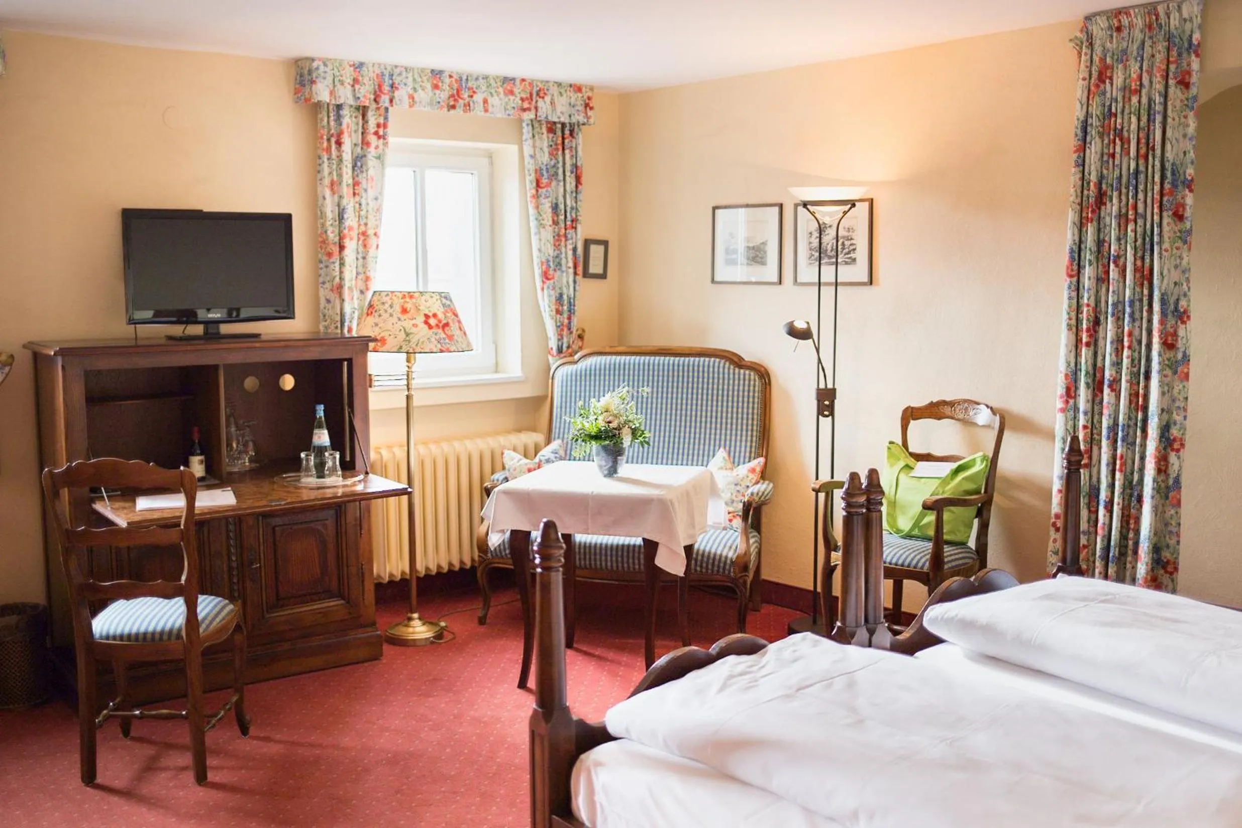 Seating area, Bed in WAGNERS Hotel Greifen-Post