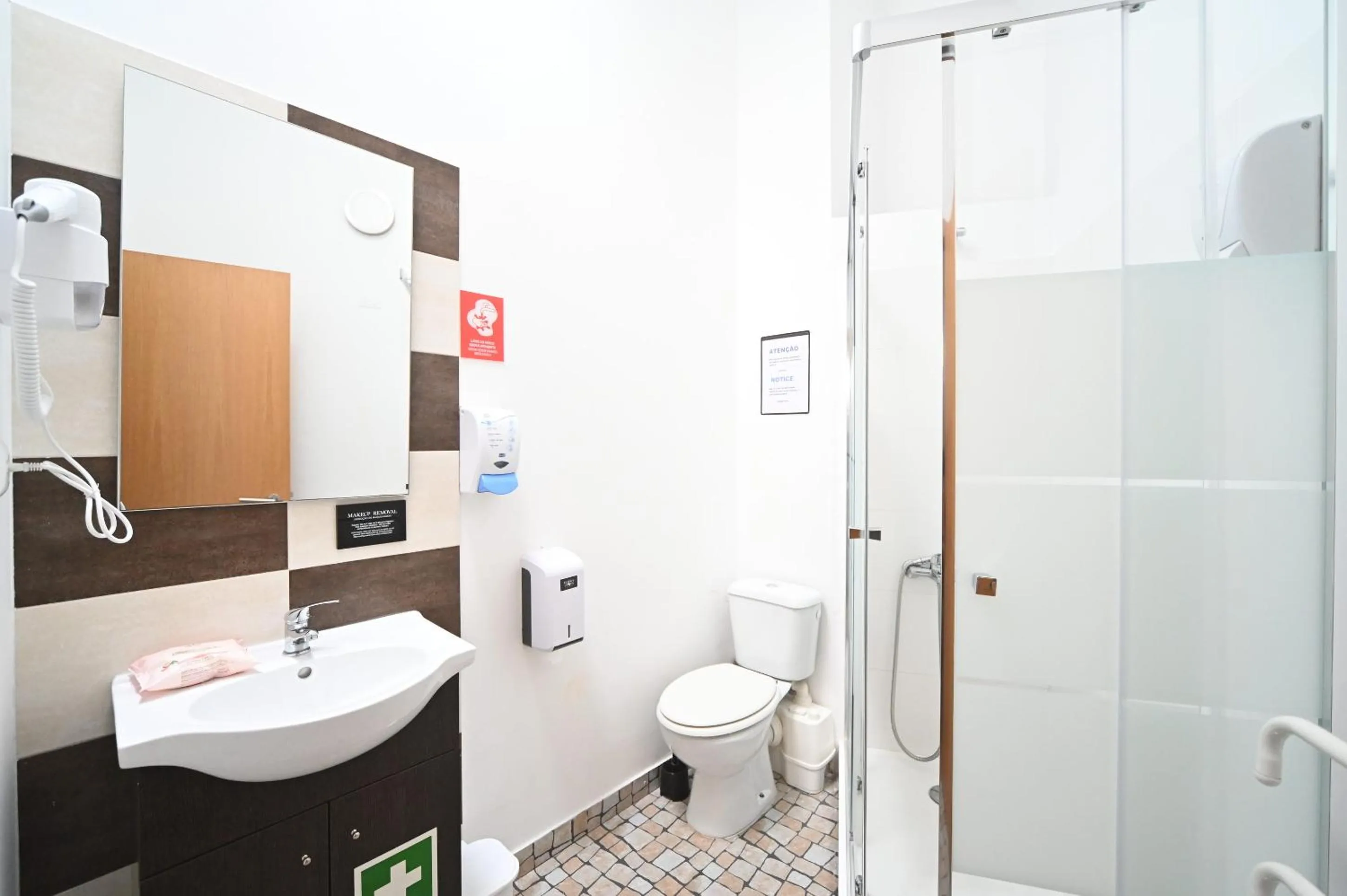 Famous Crows Lisbon Suites