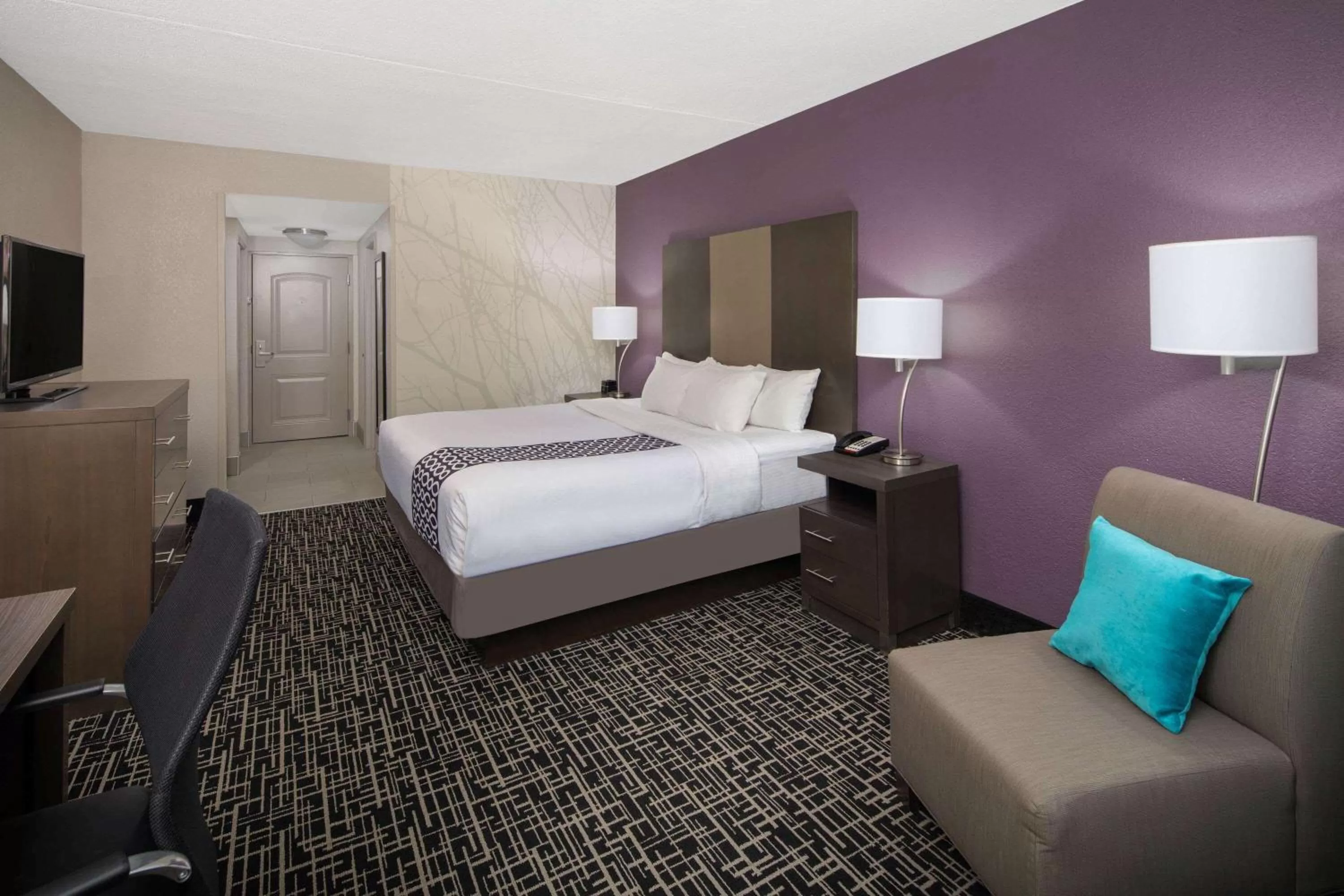 Photo of the whole room, Bed in La Quinta by Wyndham Chattanooga - East Ridge
