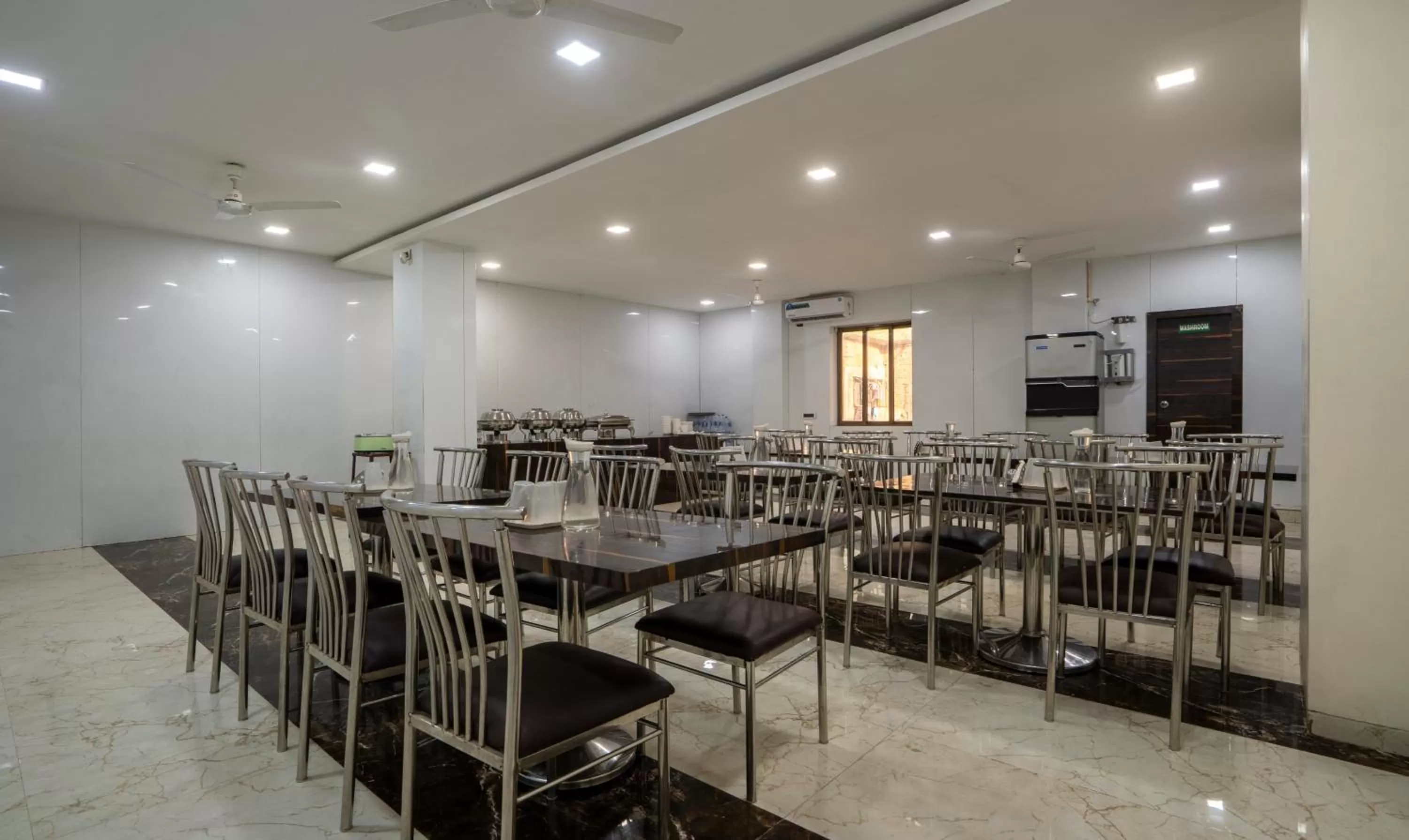 Restaurant/places to eat in Treebo Zaid International Powai