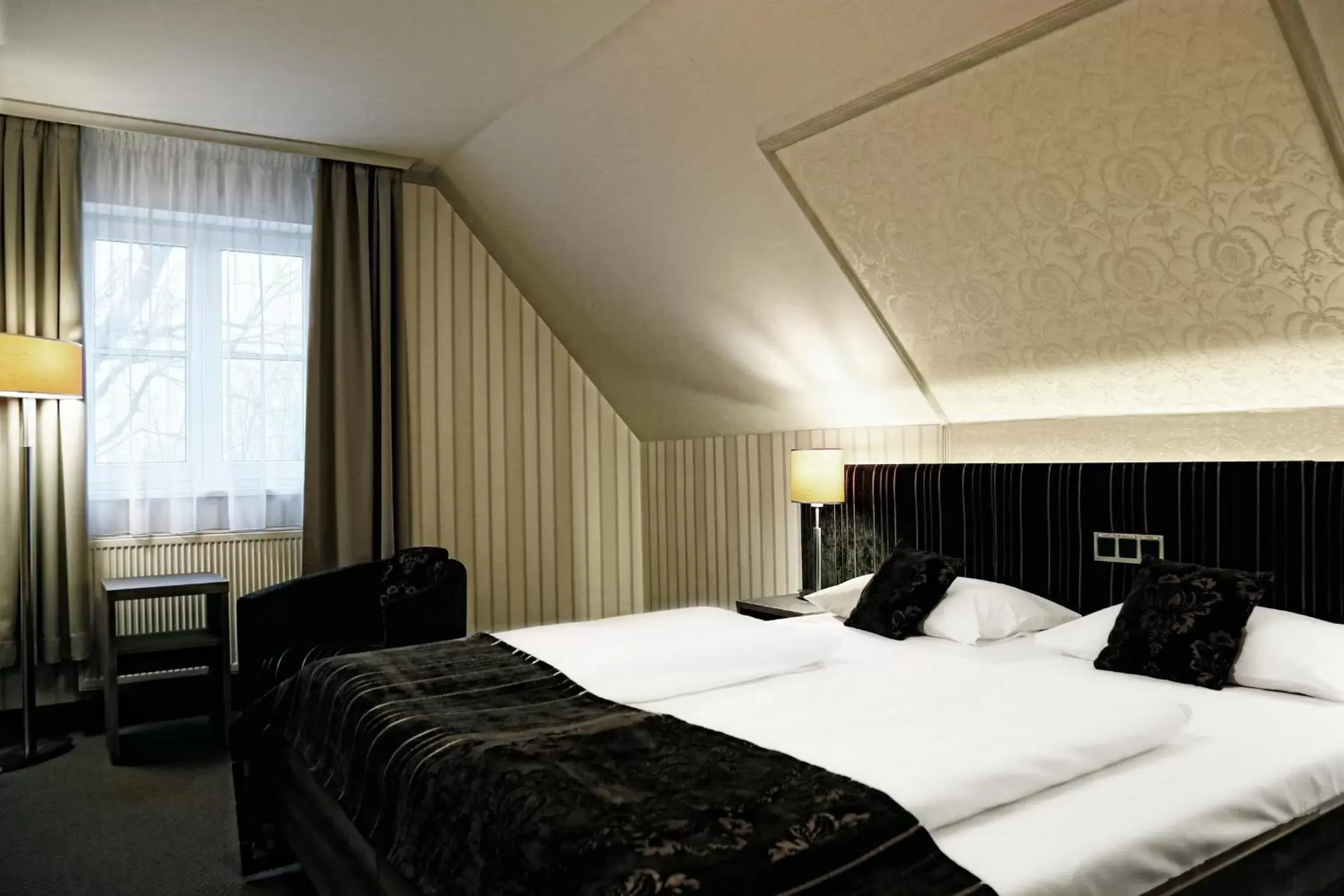 Suite with Spa Bath in Konsumhotel Dorotheenhof Weimar Suite with Spa Bath in Konsumhotel Dorotheenhof Weimar