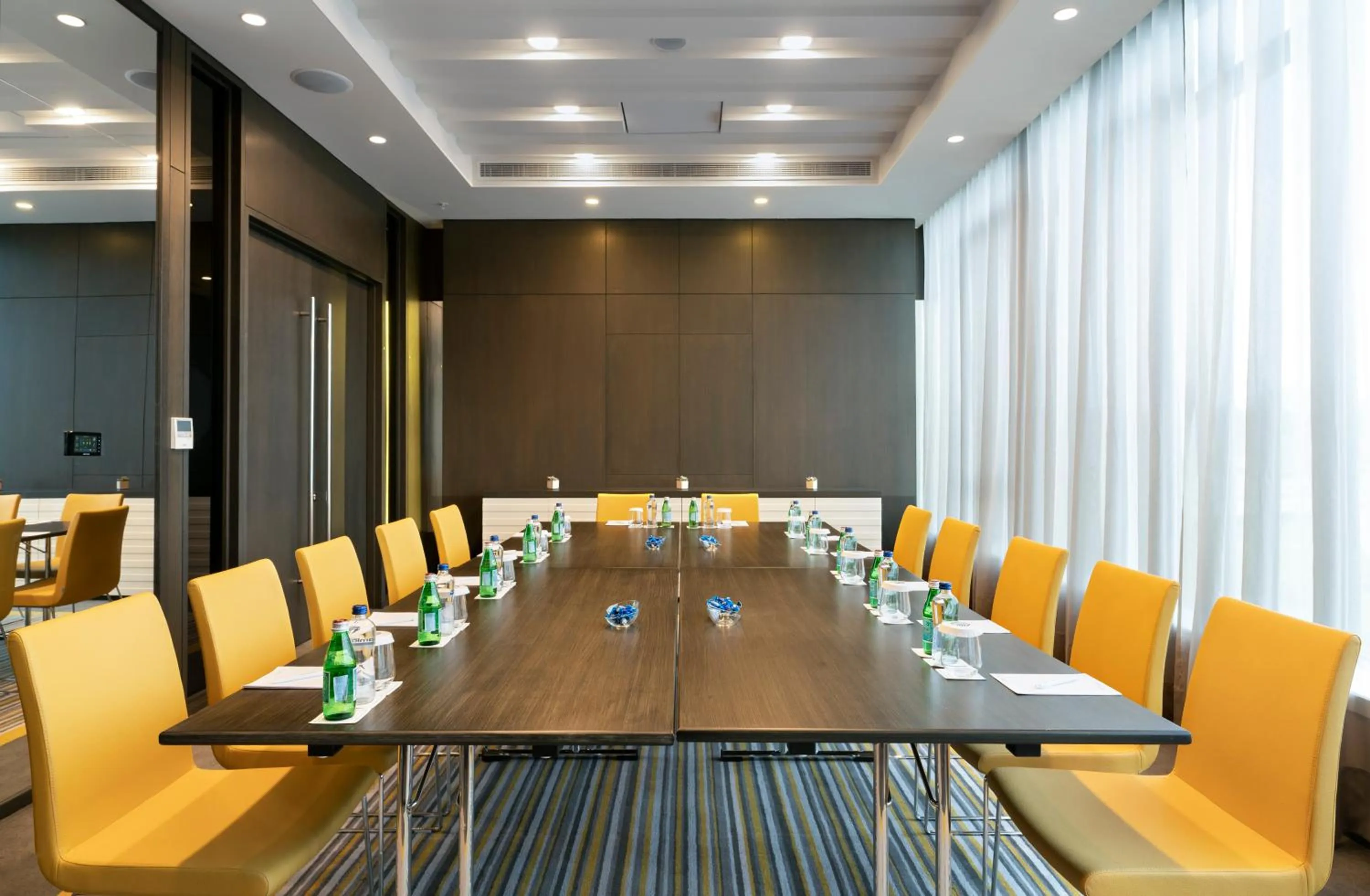 Business facilities in Centro Westside by Rotana