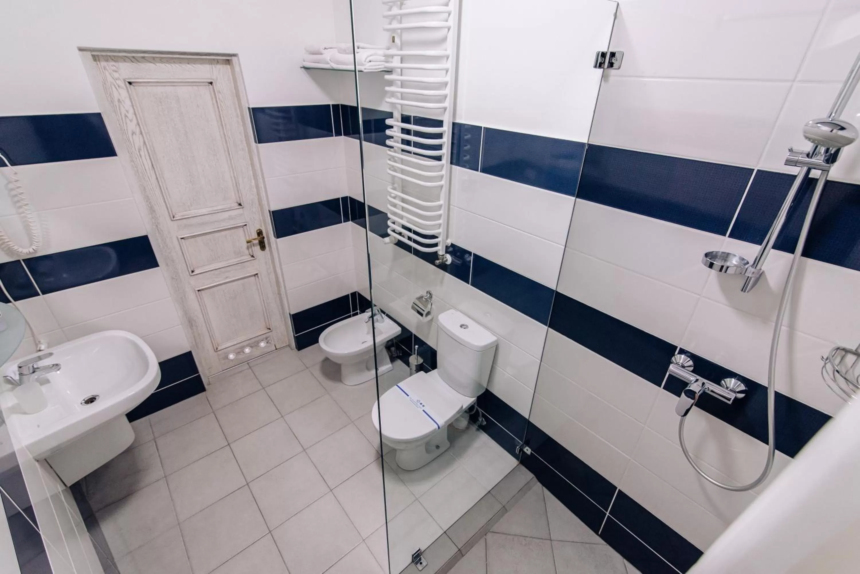 Bathroom in Gold Georg Palace Hotel