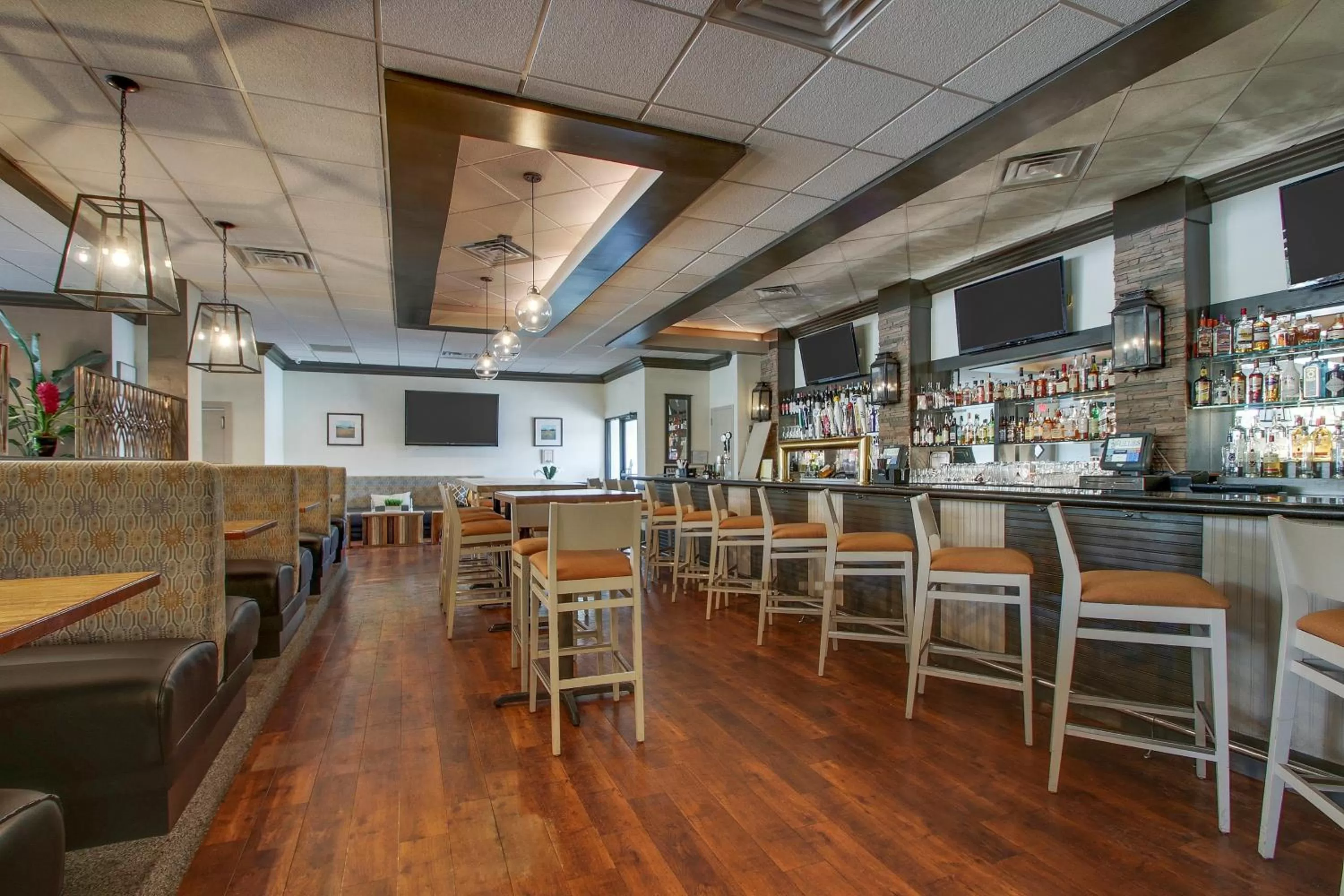 Lounge or bar in Holiday Inn Westbury-Long Island by IHG