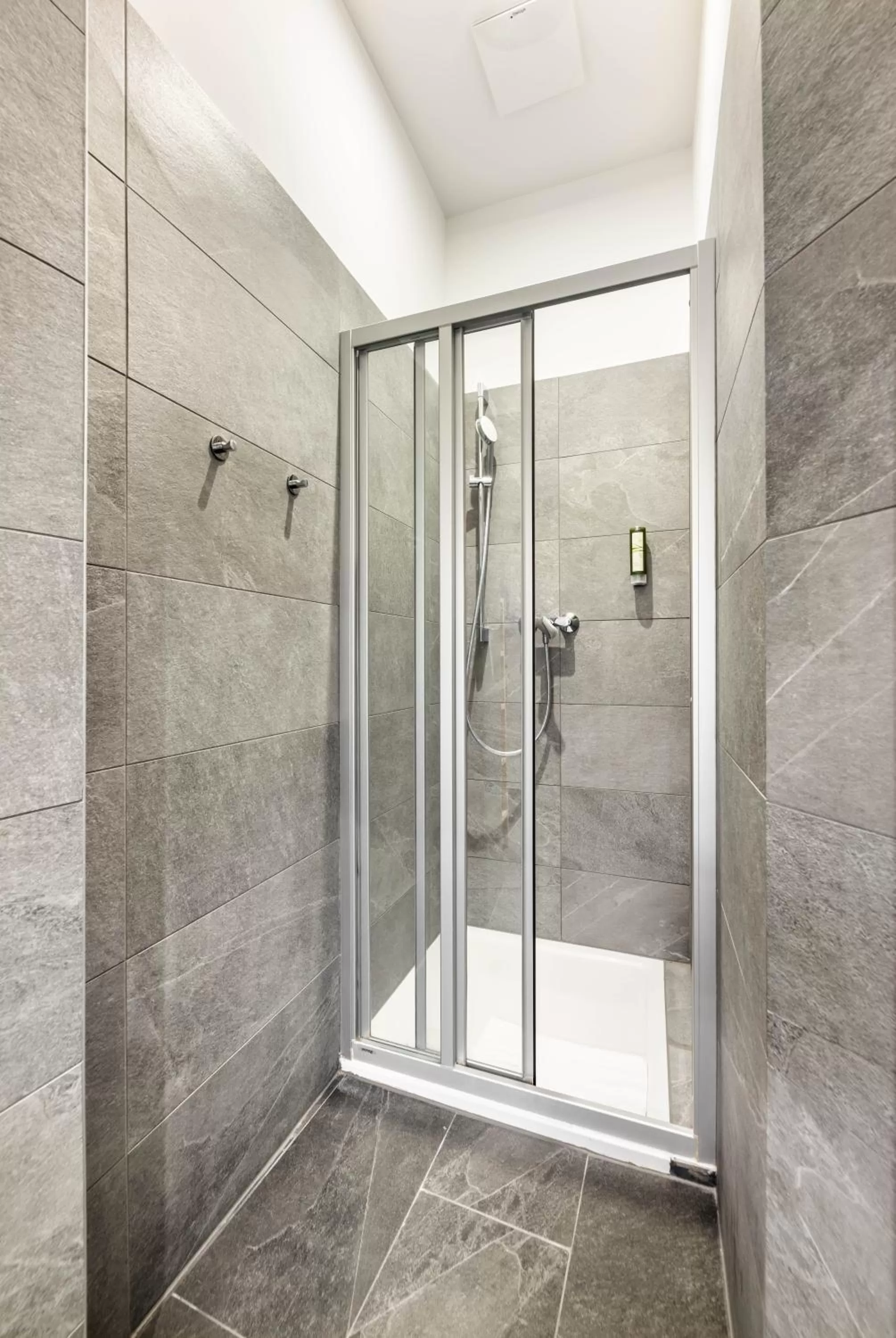 Shower in Jimmy's Apartments Emerald