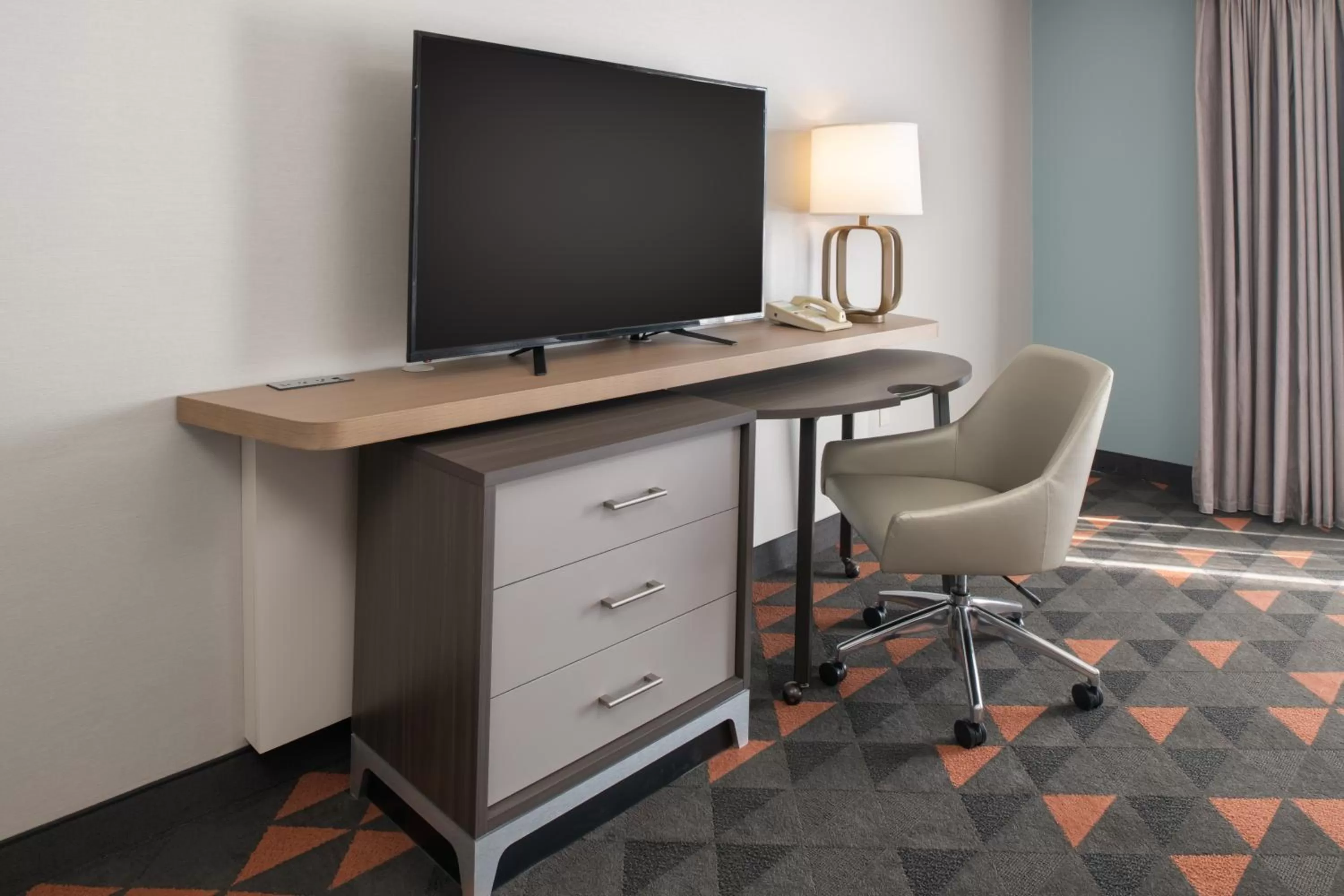 TV and multimedia in Holiday Inn Portland - Columbia Riverfront by IHG