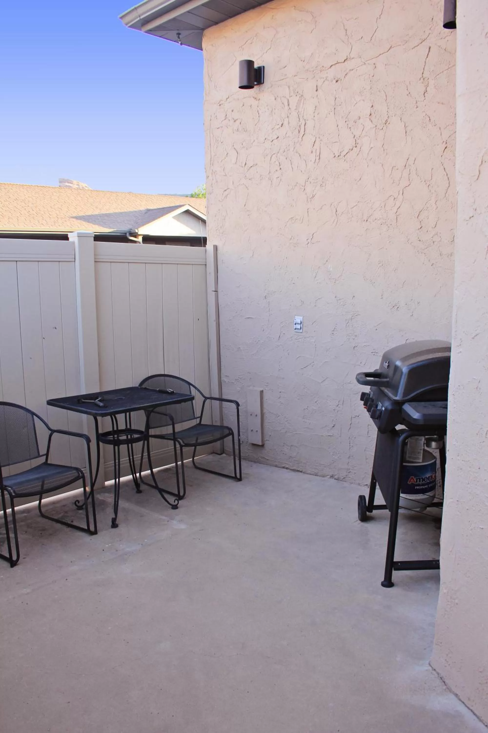 BBQ facilities in Bowen Motel