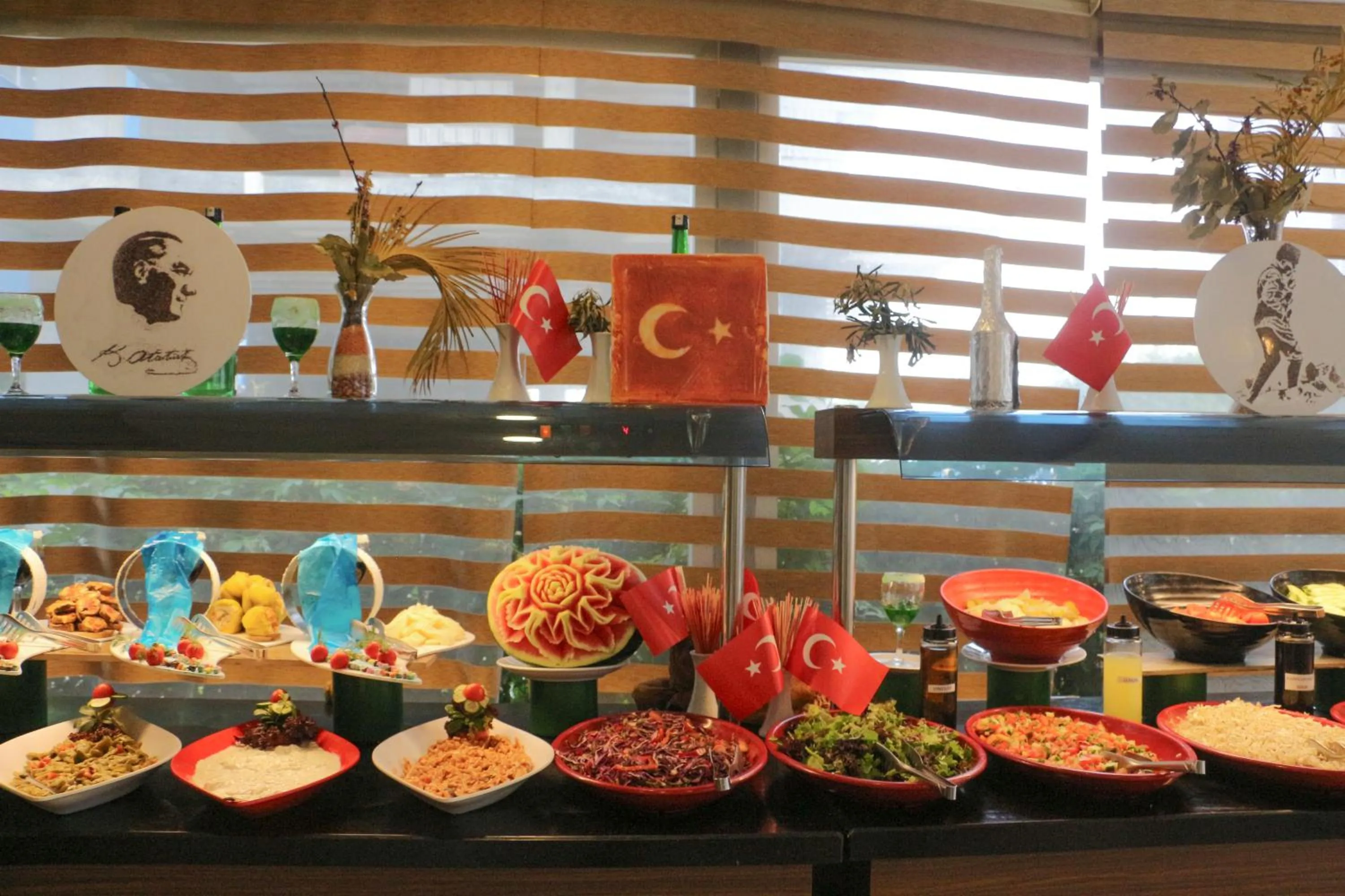 Restaurant/places to eat in Hawaii Suite Beach Hotel