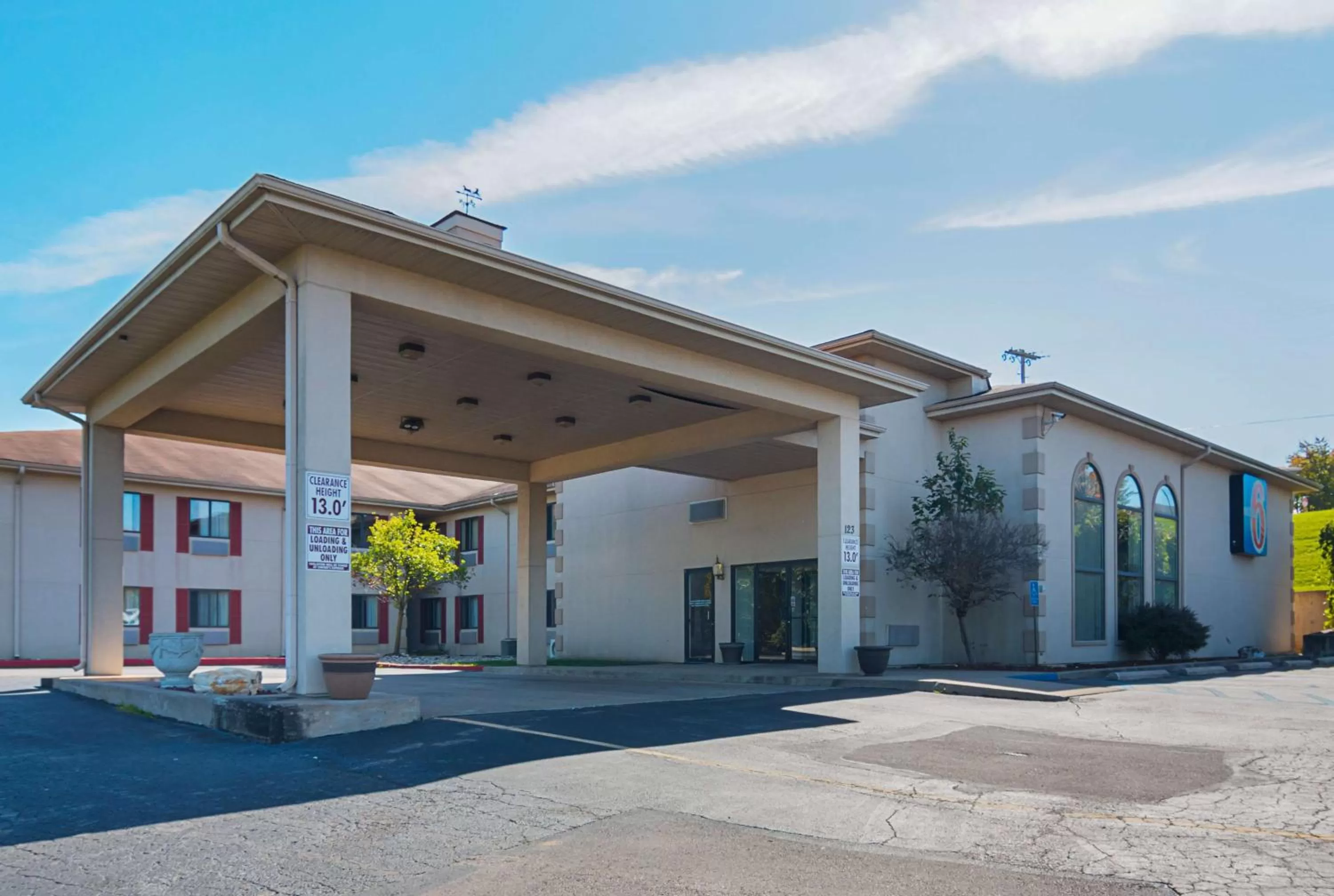 Property building in Motel 6-Hannibal, MO