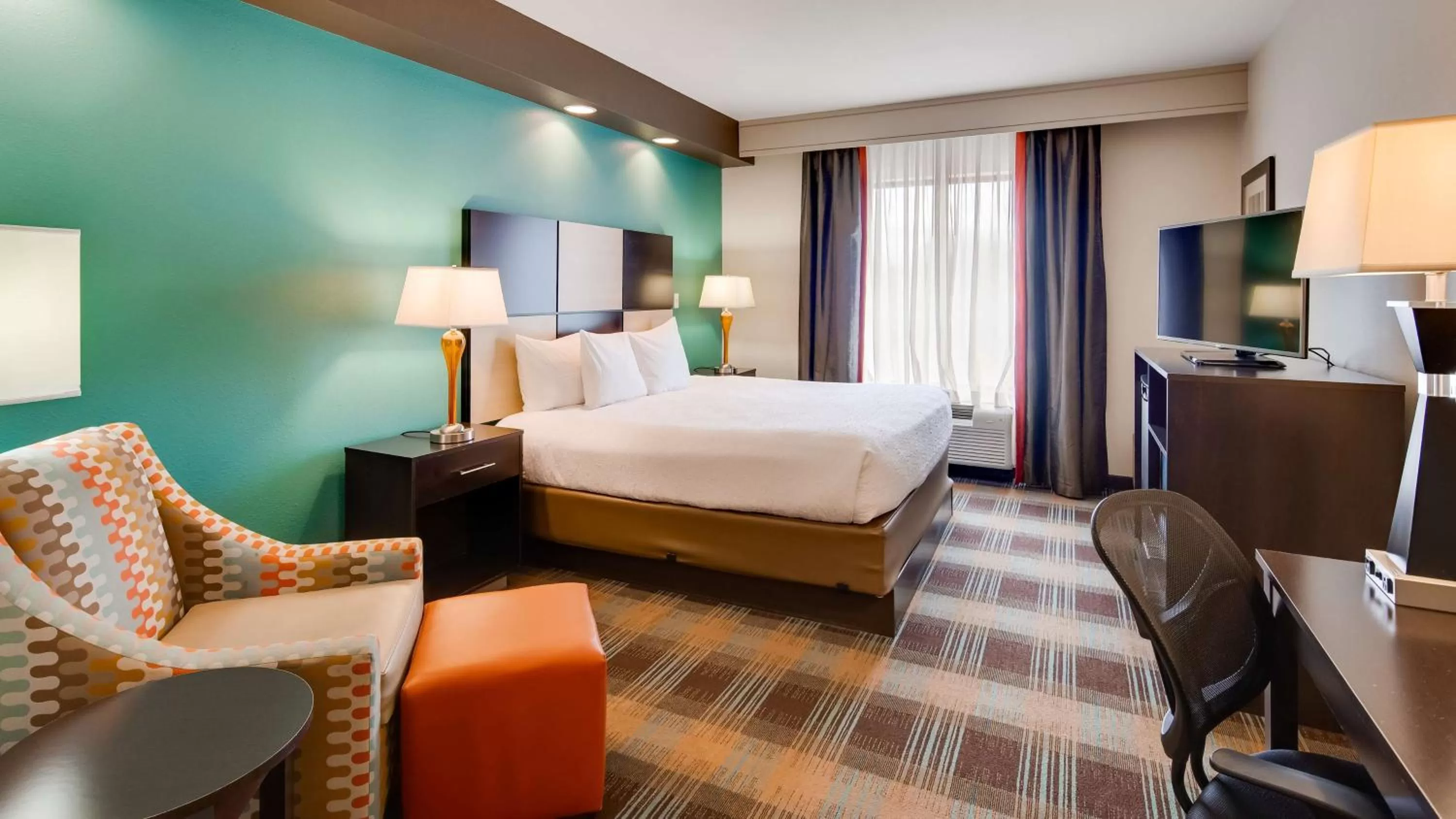 Photo of the whole room, Bed in Best Western Plus Atrium Inn & Suites