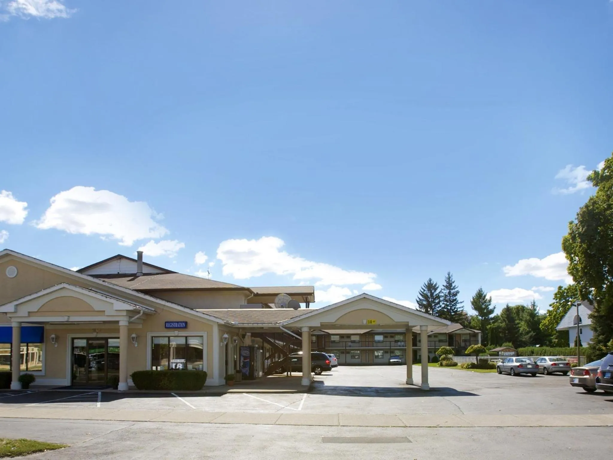Facade/entrance in Howard Johnson by Wyndham Niagara Falls