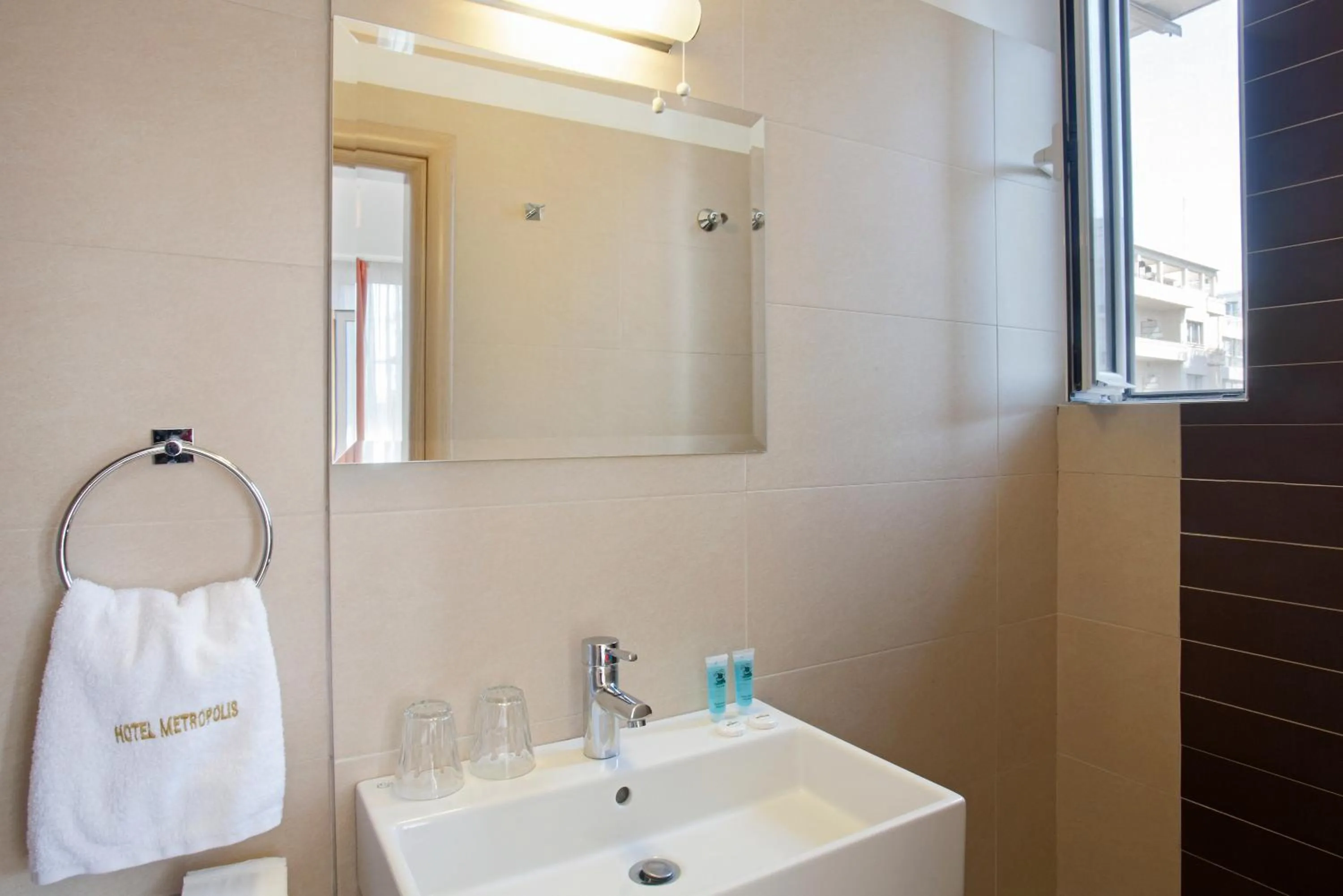 Bathroom in Metropolis Hotel