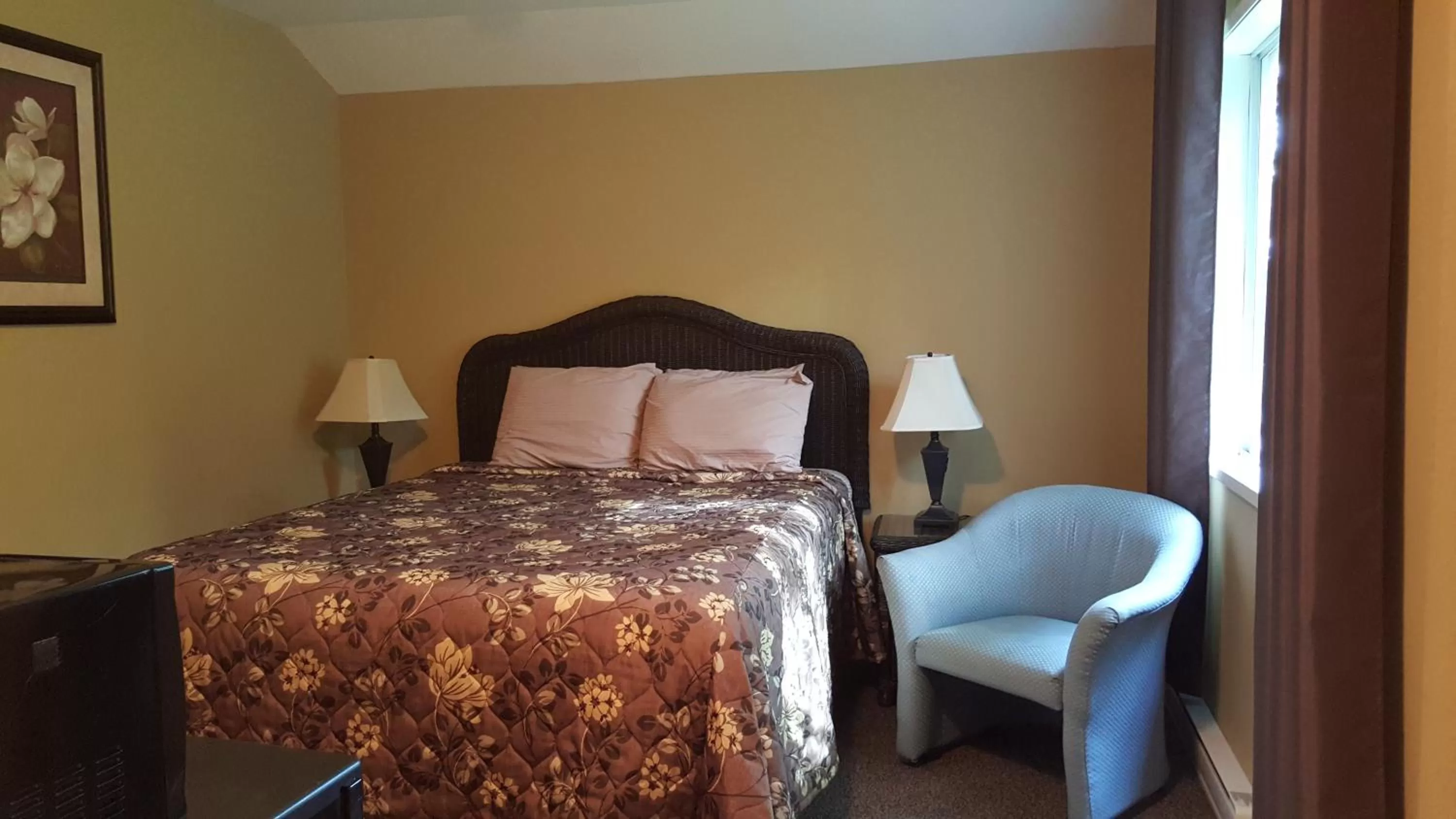 Bed in Malahat Bungalows Motel