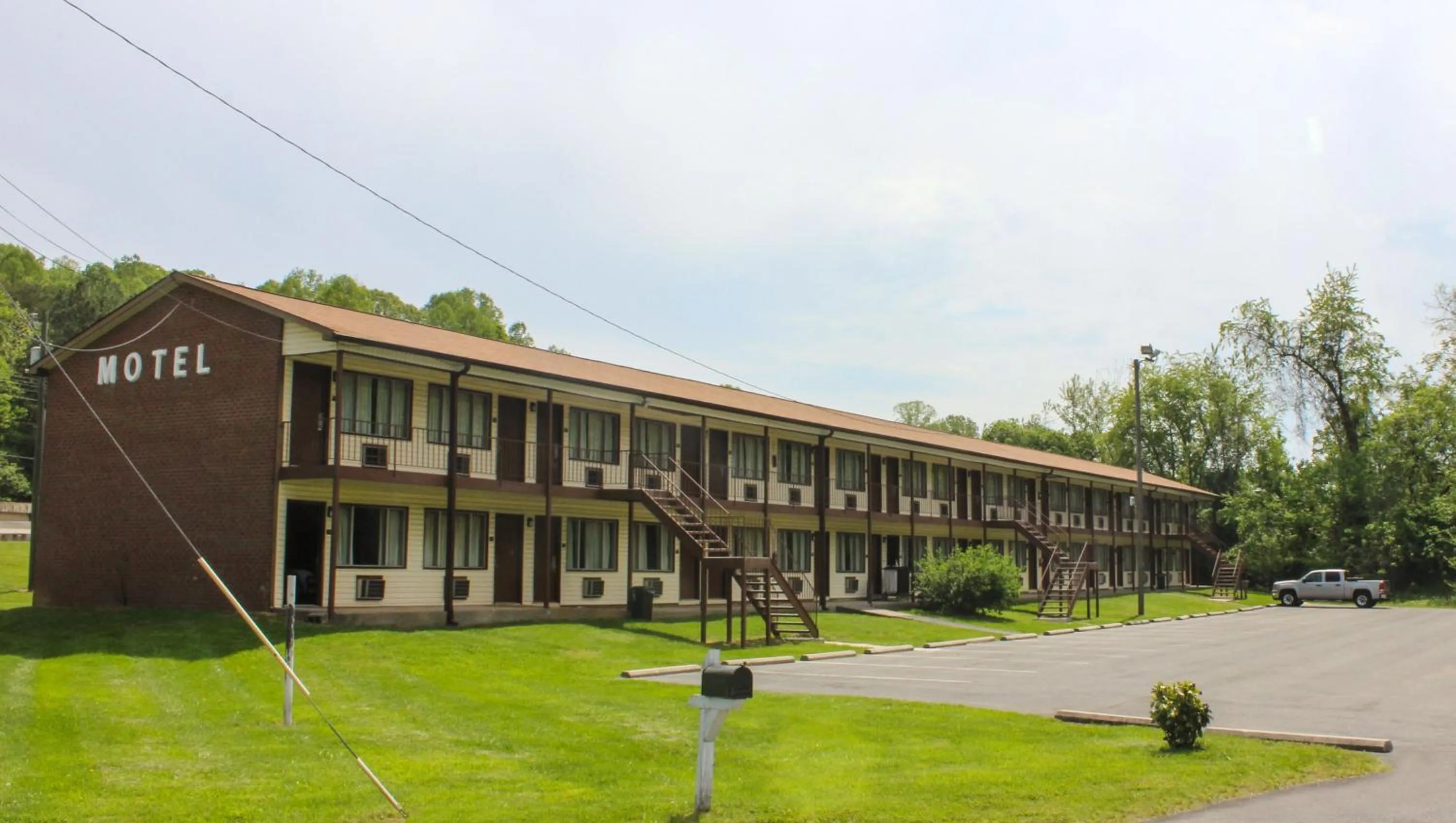 Property building in Green Valley Motel Winston Salem