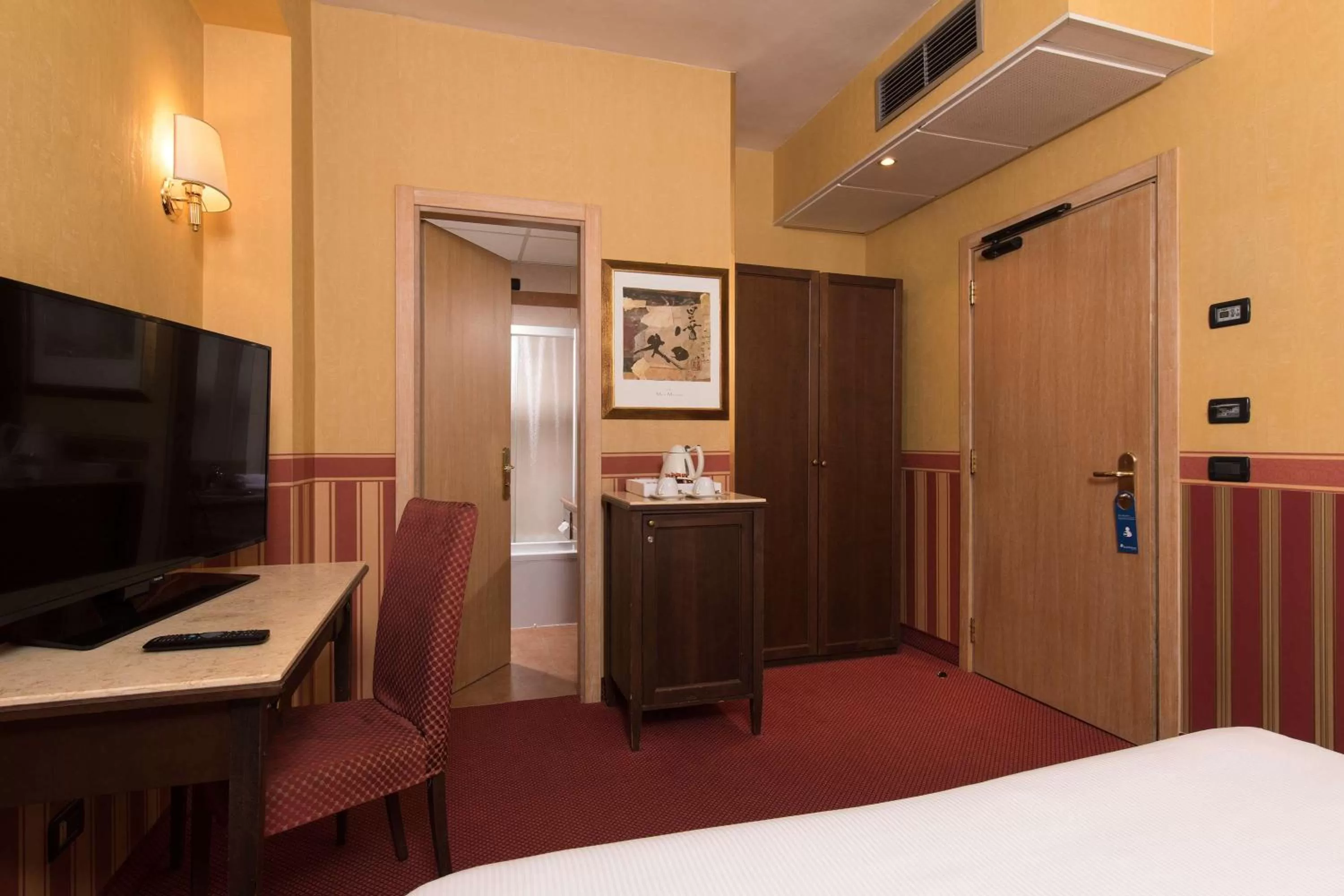 TV and multimedia, Bed in Best Western Hotel Tritone