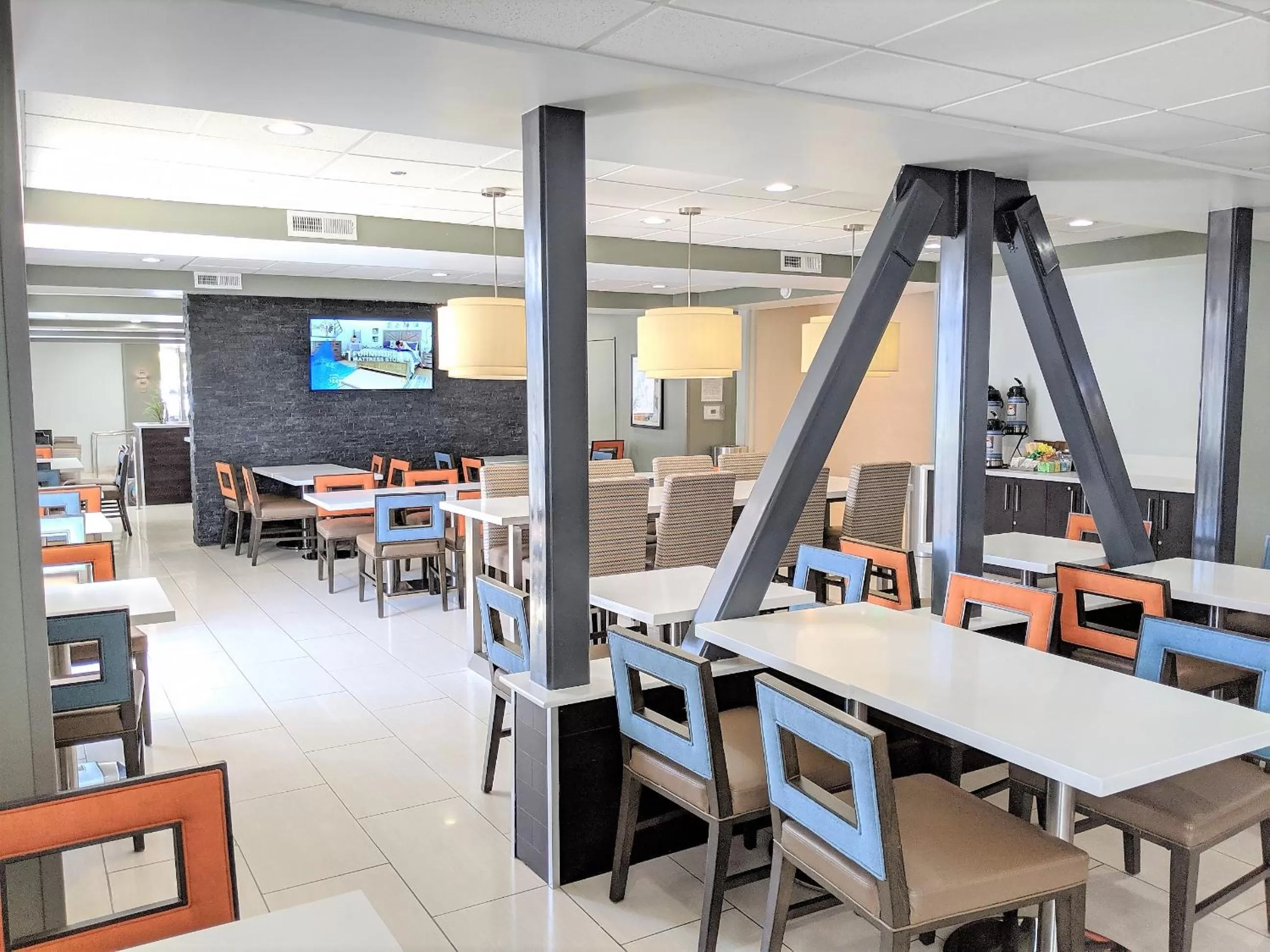 Restaurant/places to eat in Best Western Plus Commerce Hotel